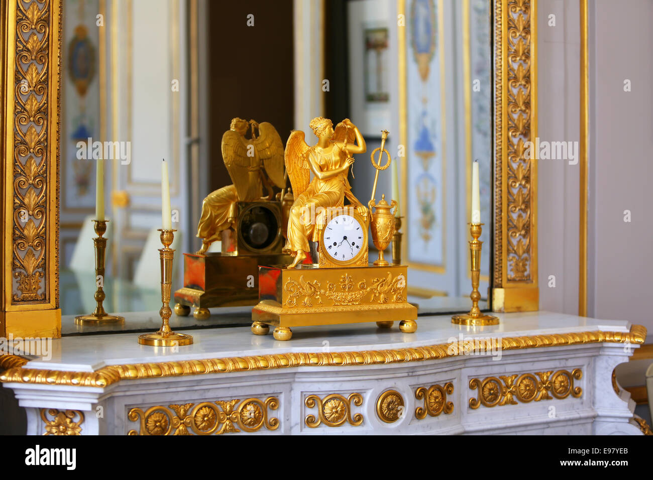 Antico orologio con figurina di angelo nel vintage interni. Foto Stock