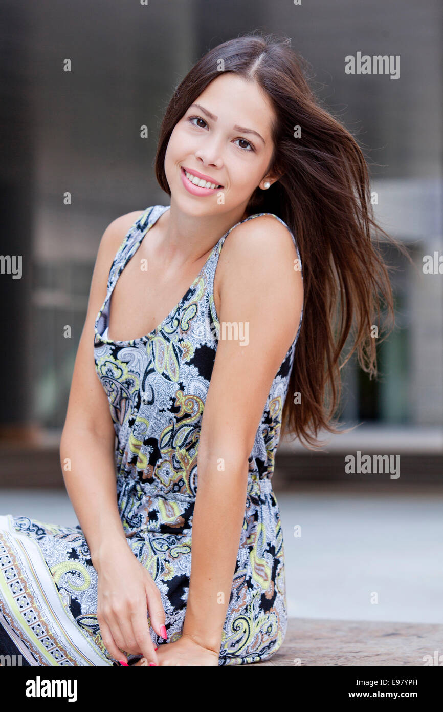 Ritratto di donna studente universitario con capelli castani Foto Stock