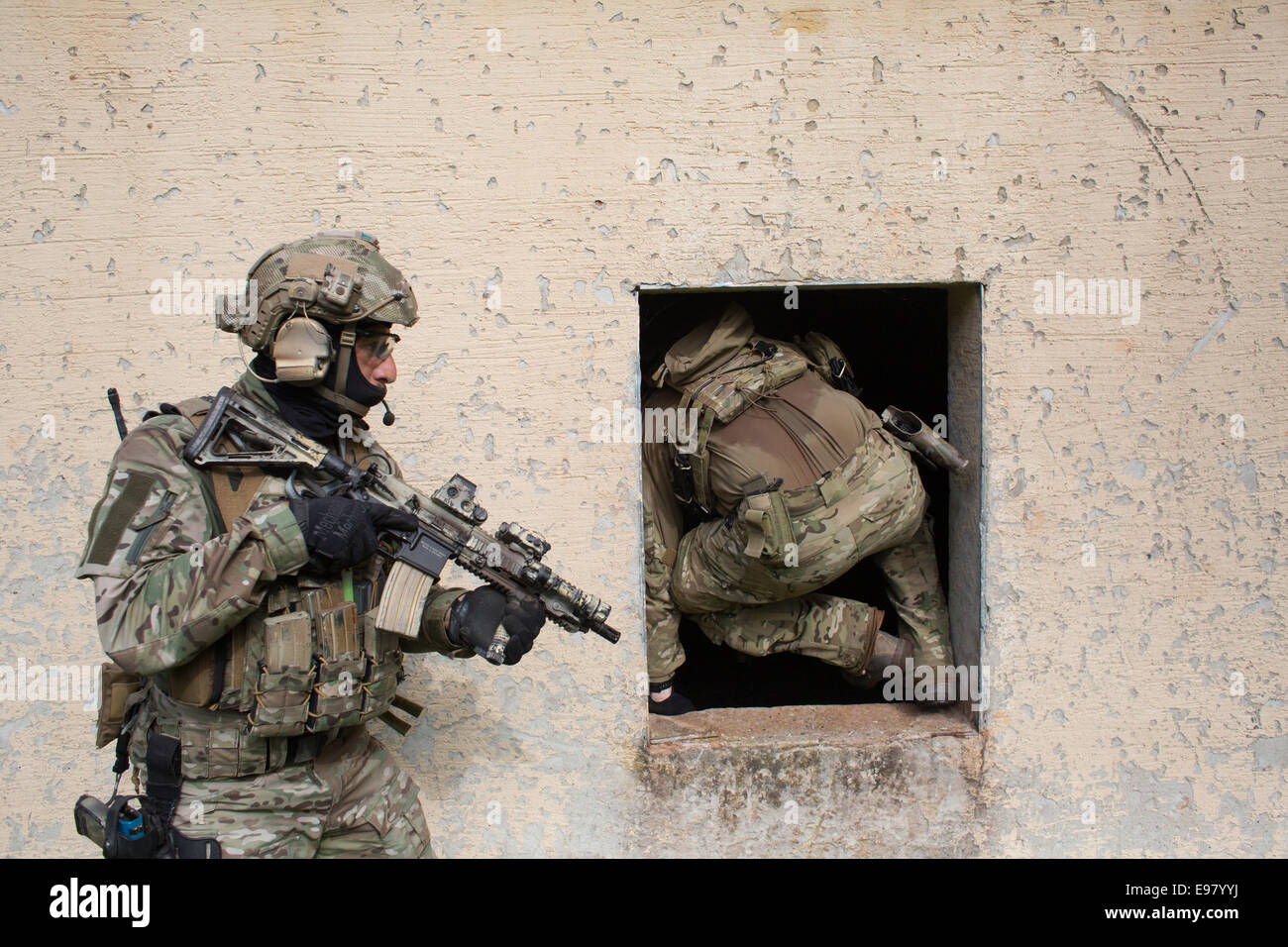 Stati Uniti Esercito e il polacco forze per le operazioni speciali condotta Close Quarters Combat training Foto Stock