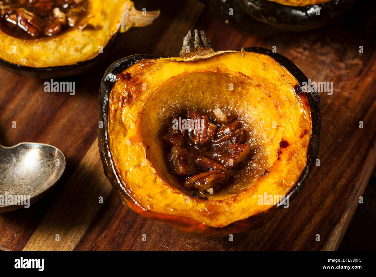 Arrostite casalinghe Acorn Squash con lo zucchero di canna e le noci pecan Foto Stock