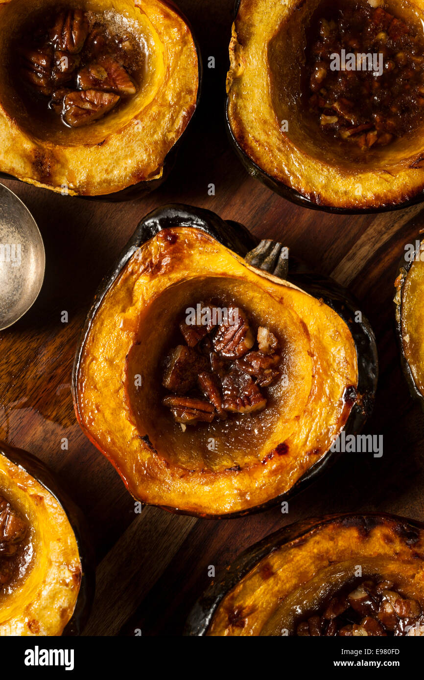 Arrostite casalinghe Acorn Squash con lo zucchero di canna e le noci pecan Foto Stock