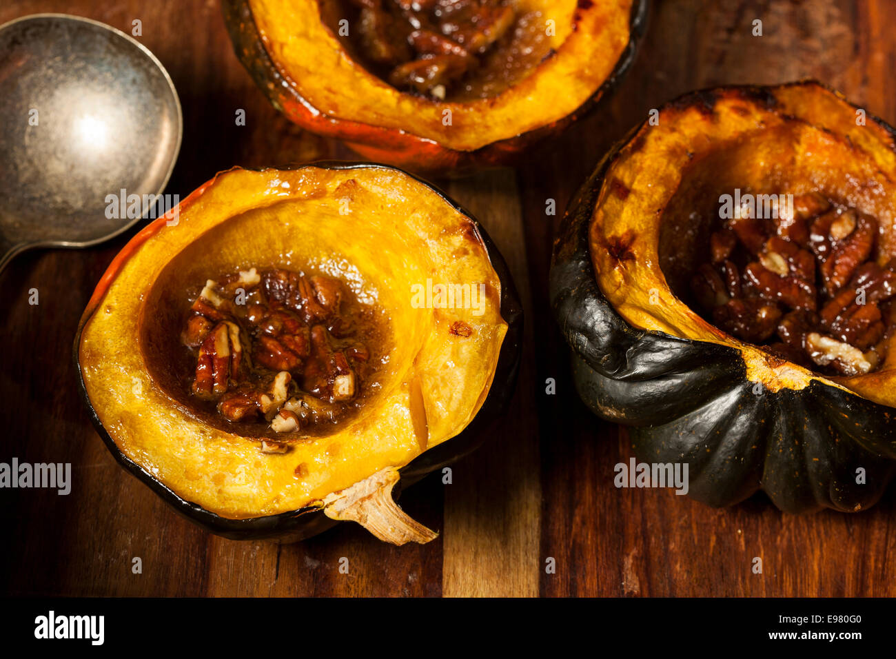 Arrostite casalinghe Acorn Squash con lo zucchero di canna e le noci pecan Foto Stock