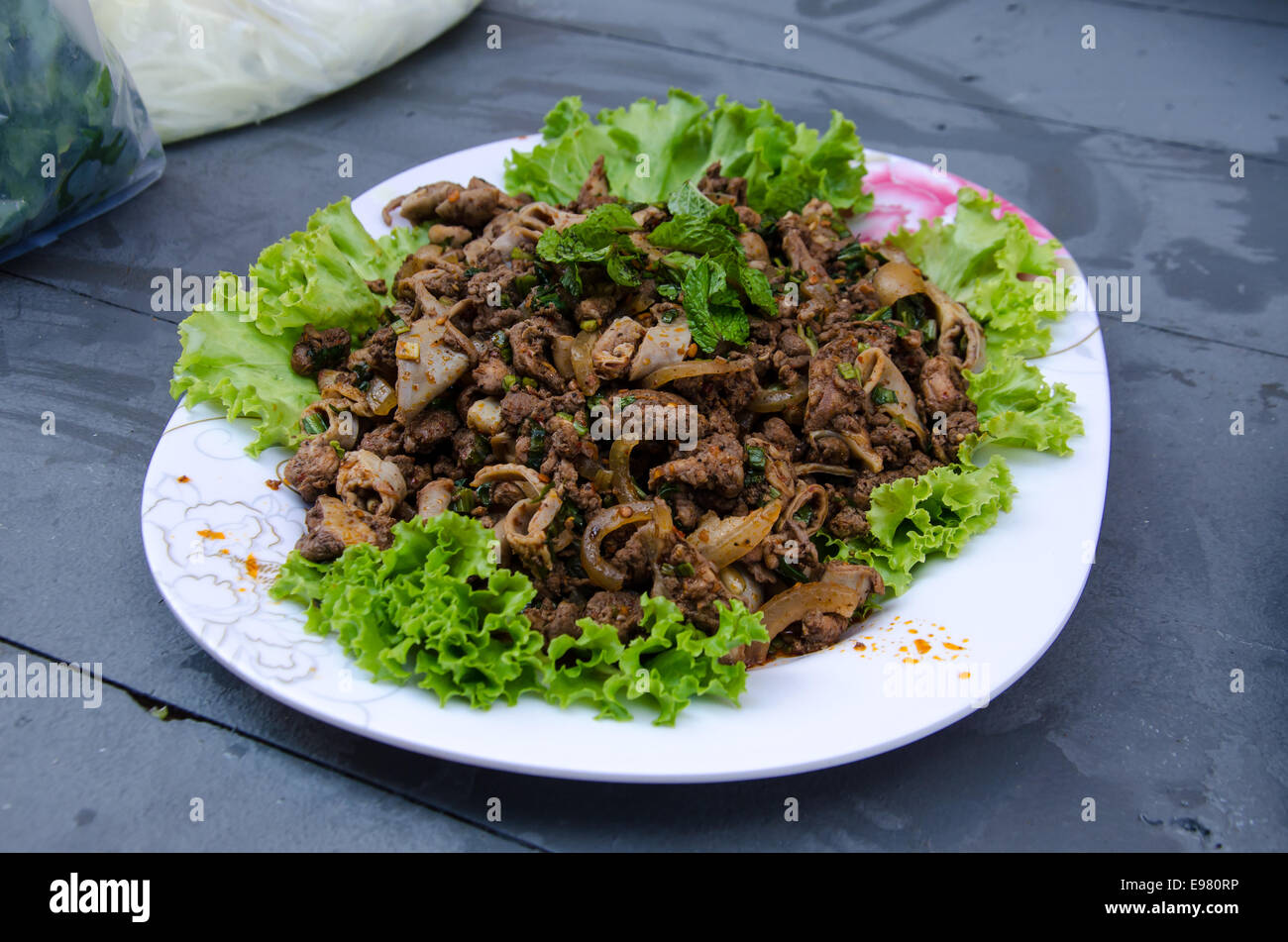 Delizioso cibo tailandese chiamata LARB NEUA da carne con Erbe piccanti ingrediente e vegetali Foto Stock