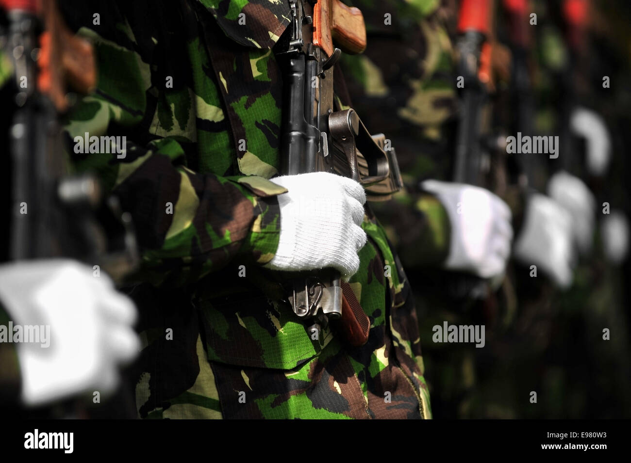 Dettaglio con un soldato di mano su un kalashnikov AKM fucile durante una parata militare Foto Stock