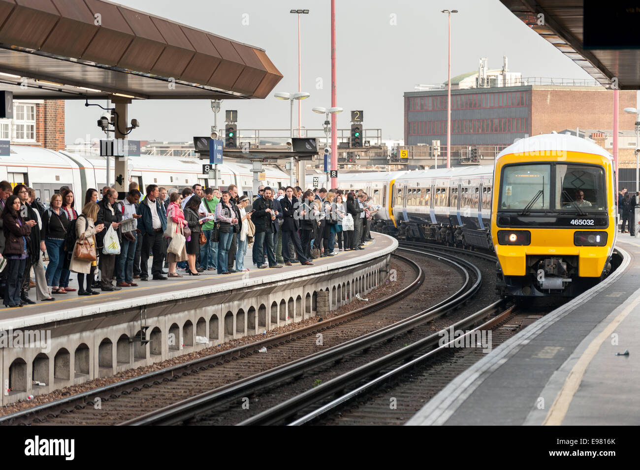 Affollata la piattaforma a London Bridge stazione ferroviaria, REGNO UNITO Foto Stock