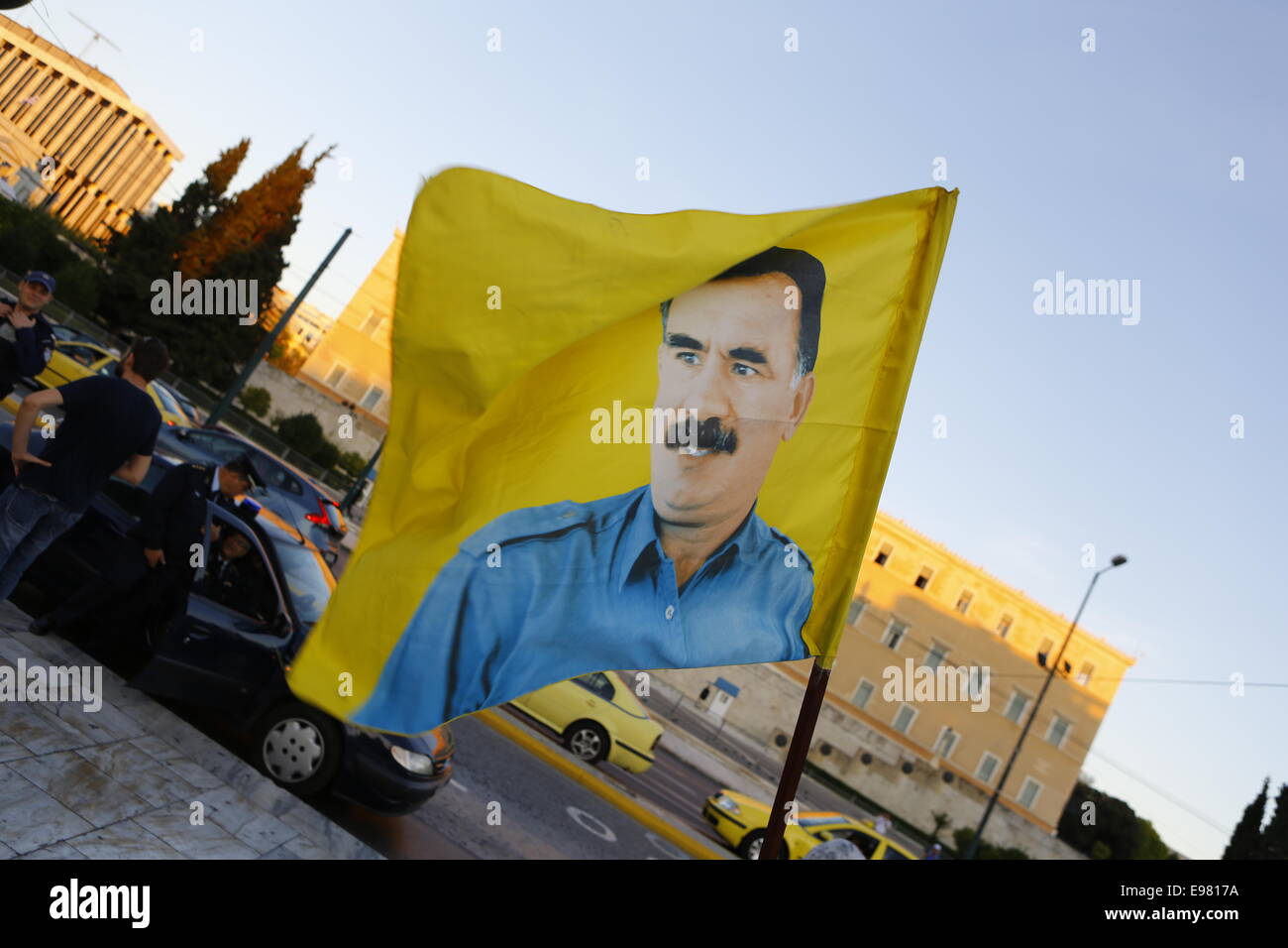 Atene, Grecia. Xxi oct, 2014. Un indicatore con la foto del PKK imprigionato (Partito dei Lavoratori del Kurdistan) leader Abdullah Ocalan vola alla protesta. Curdi che vivono in Grecia hanno marciato per l'Unione europea (UE) uffici ad Atene per protestare contro gli attacchi da parte di uno Stato islamico (SI) fighters sulla città di Kobane in Siria. La loro rabbia è stata prevalentemente orientata verso la Turchia e la inattività dell'esercito turco di venire in aiuto della città assediata. Credito: Michael Debets/Pacific Press/Alamy Live News Foto Stock