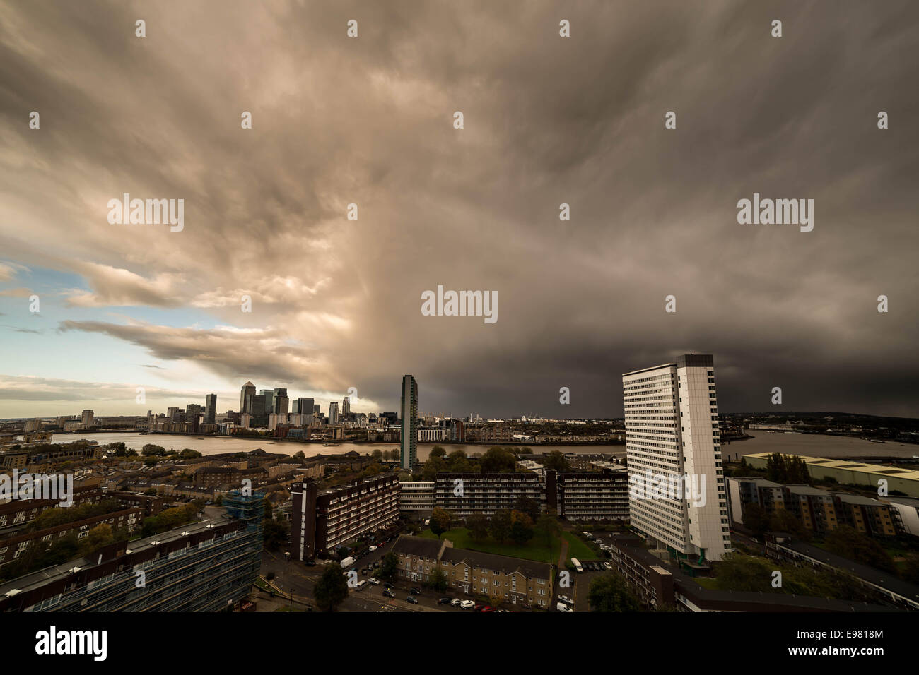 Londra, Regno Unito. Xxi oct, 2014. Resti di uragano Gonzalo sopra la città 2014 Credit: Guy Corbishley/Alamy Live News Foto Stock