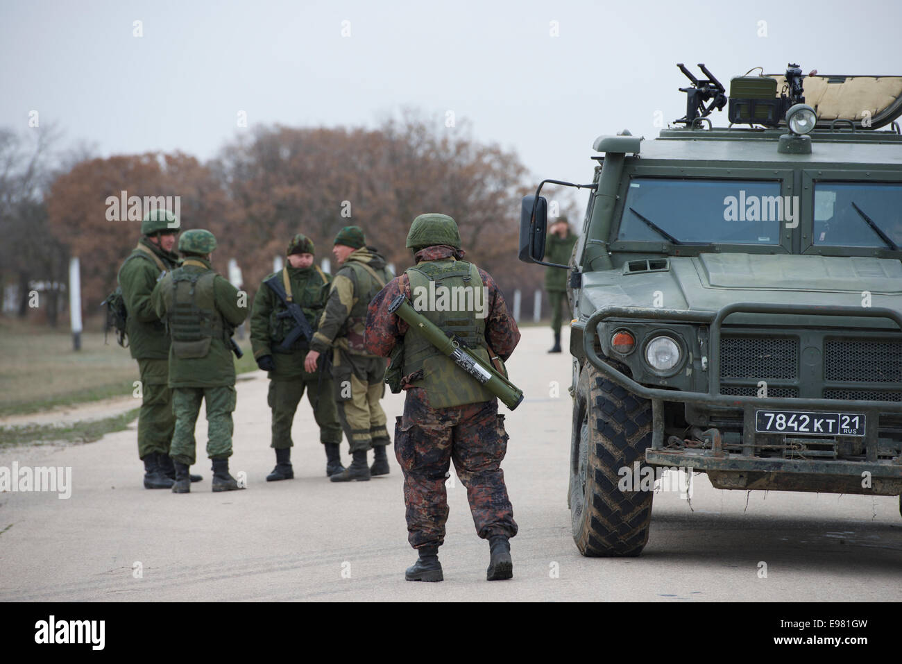Soldati russi sulla linea di volo a Belbek airbase. Il veicolo è che mostra un russo numero di targa Foto Stock