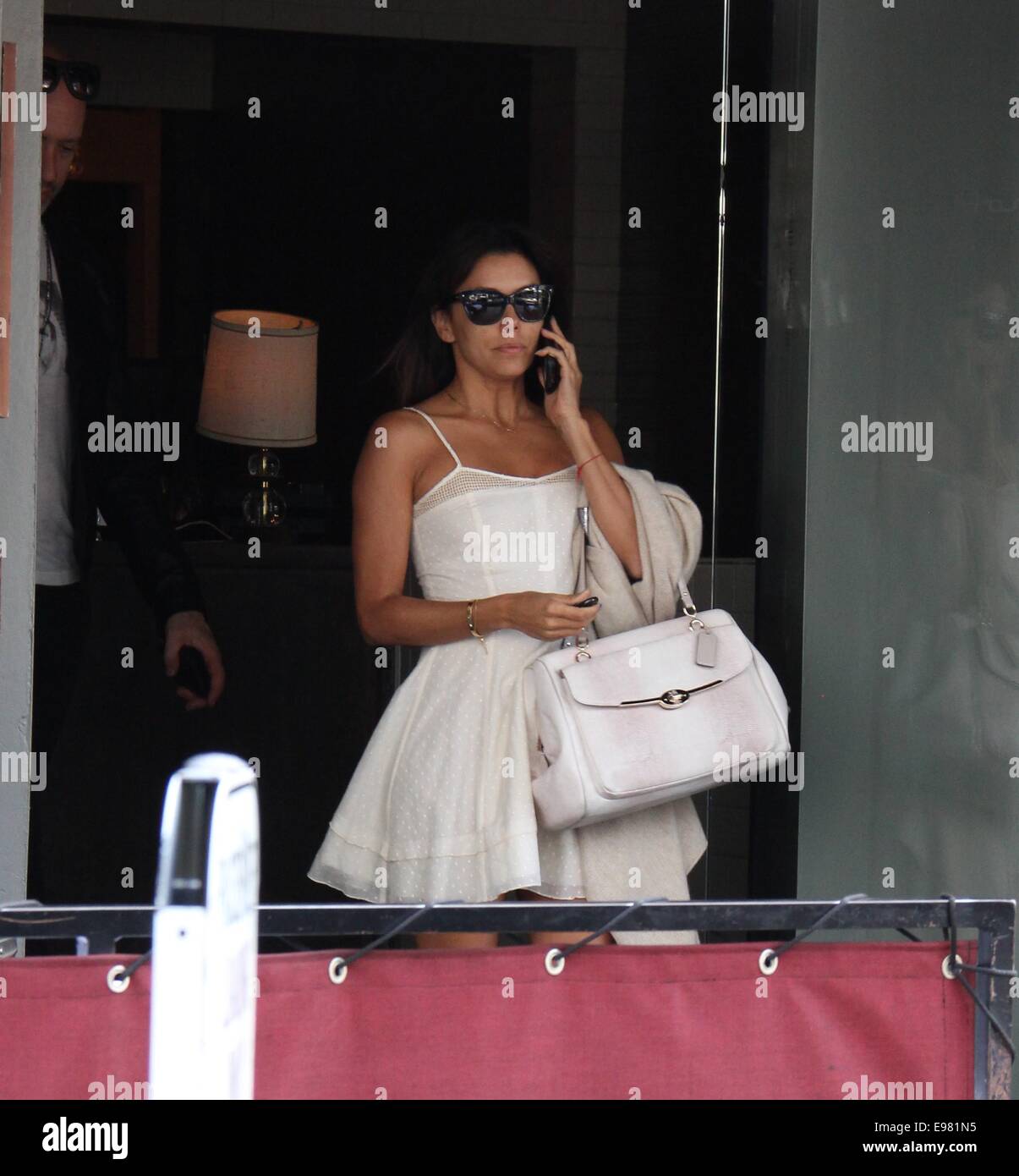 Eva Longoria avvistato su Sunset Boulevard esterno Magnolia con: Eva Longoria quando: 18 Apr 2014 Foto Stock