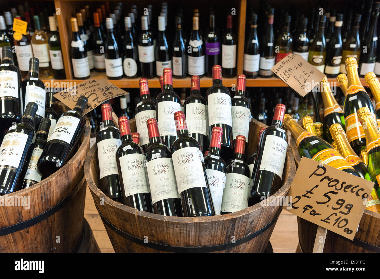Le bottiglie di vino in locali indipendenti licenza off, London, England, Regno Unito Foto Stock