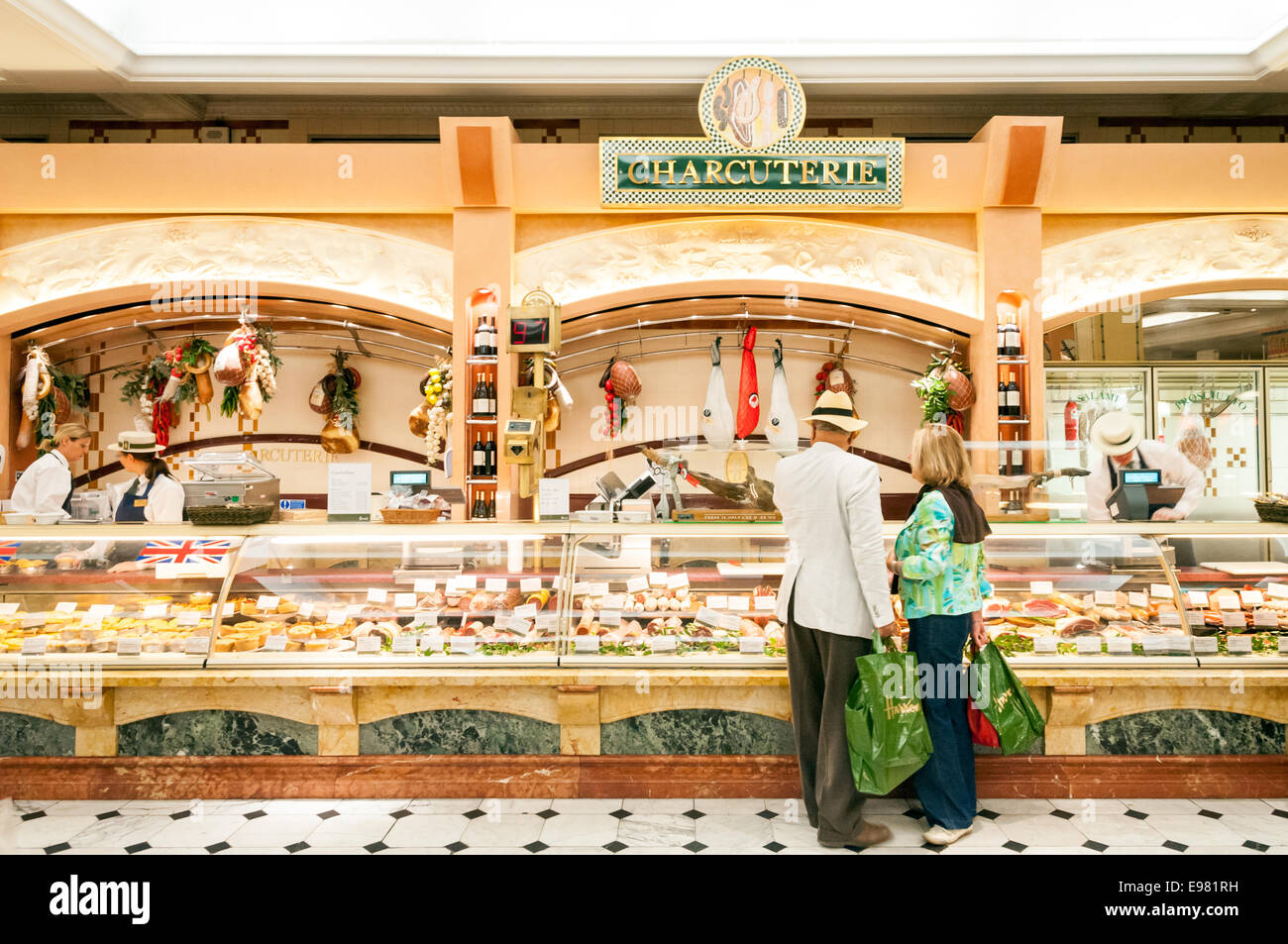 Salumi in Harrods Food Hall di Londra, Inghilterra, Regno Unito Foto Stock