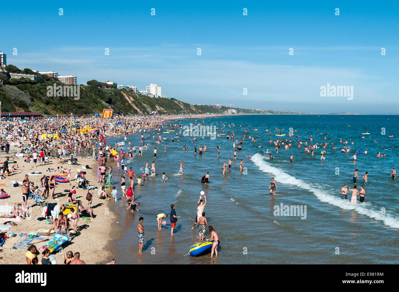 Affollata spiaggia di Bournemouth, Inghilterra, Regno Unito Foto Stock