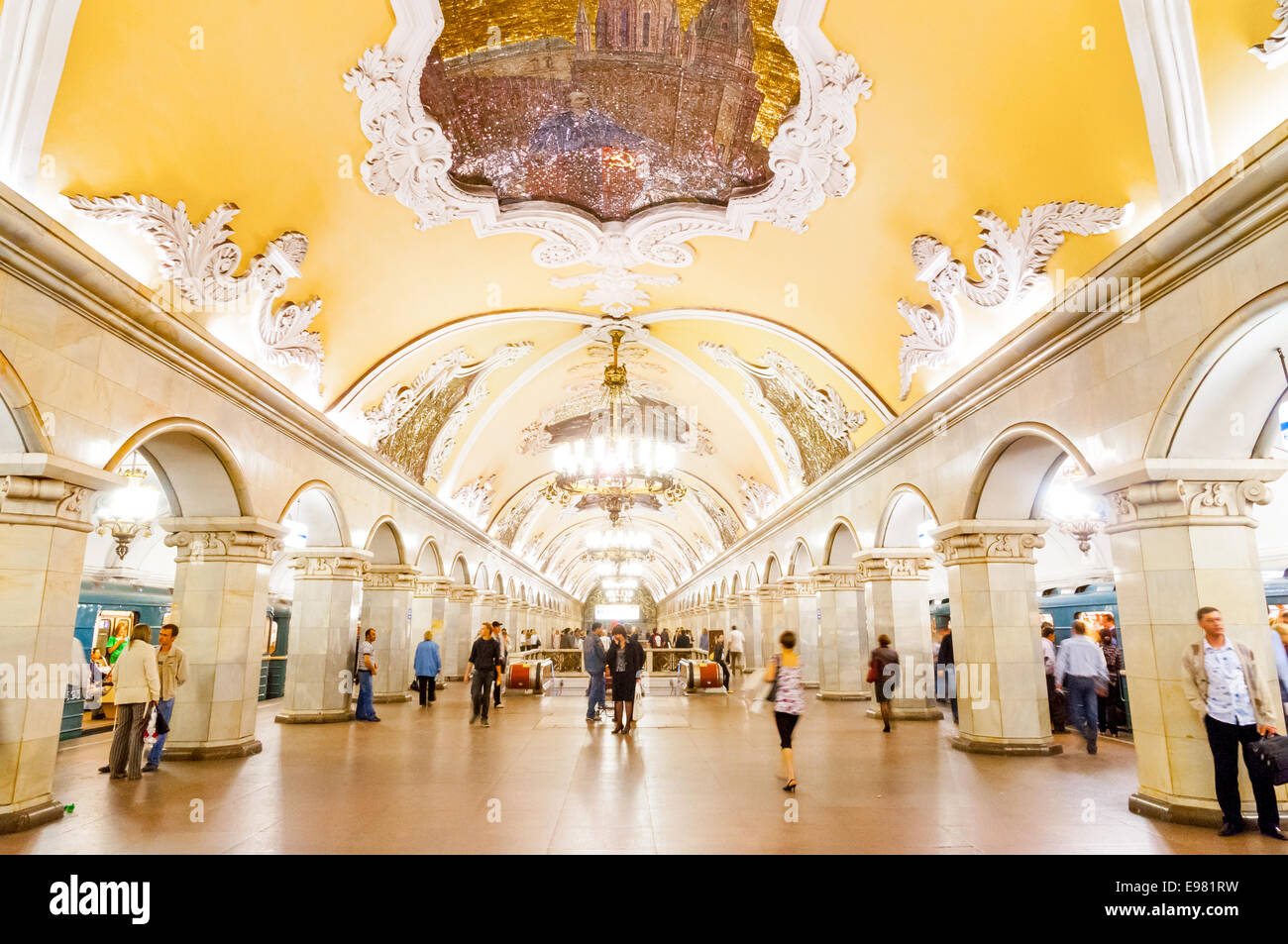 Sala principale di Komsomolskaya la stazione della metropolitana di Mosca, Russia Foto Stock