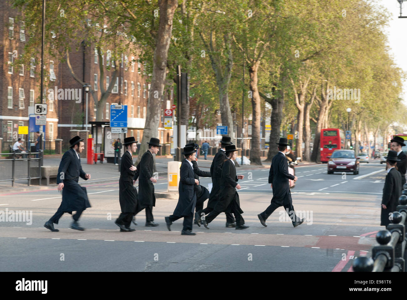 Ebrei ortodossi che attraversano la strada a Stamford Hill, Hackney, Londra, Regno Unito Foto Stock