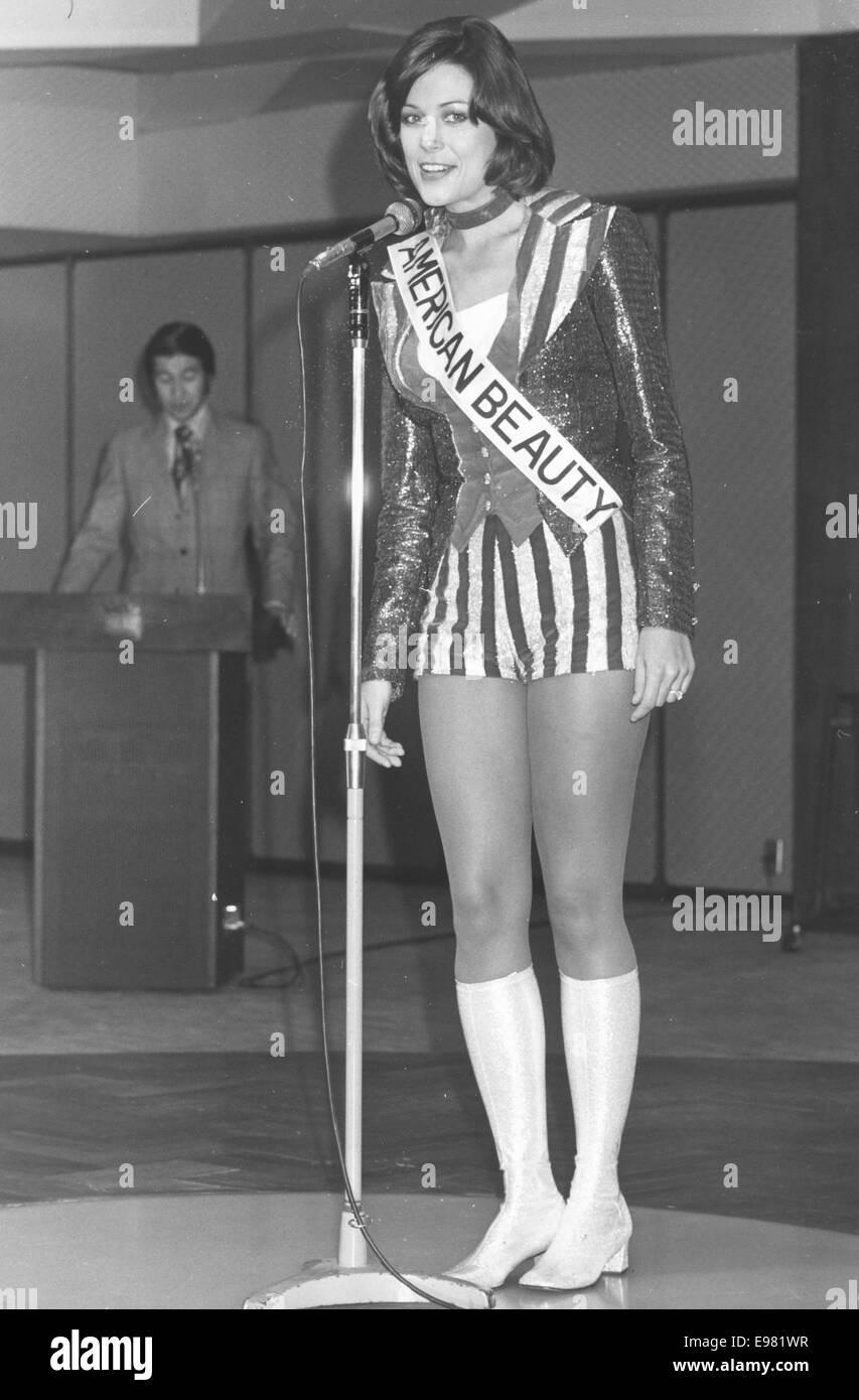 Tokyo, Giappone. 9 Ott, 1974. Miss American Beauty e Miss Mondo USA 1971 KAREN BRUCENE SMITH, 23 anni, fa un discorso dopo la vittoria di Miss bellezza internazionale Pageant 1974 a Tokyo. Ella ha ricevuto due milioni di yen in primo premio in denaro. Nel gennaio 1975, Galvan è stato brevemente firmato da Wilhelmina modelli. In 1980, Smith ha sposato il marito David Galvan con la quale ha sei figli e si trasferì a Helotes, Texas. © Keystone foto/ZUMA filo/ZUMAPRESS.com/Alamy Live News Foto Stock