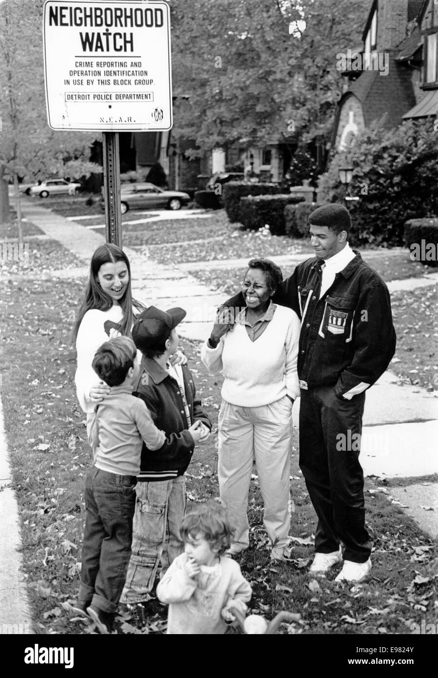 Detroit, Michigan - la gente parlare in prossimità di un quartiere di guardare segno a Detroit del quartiere Morningside. Foto Stock