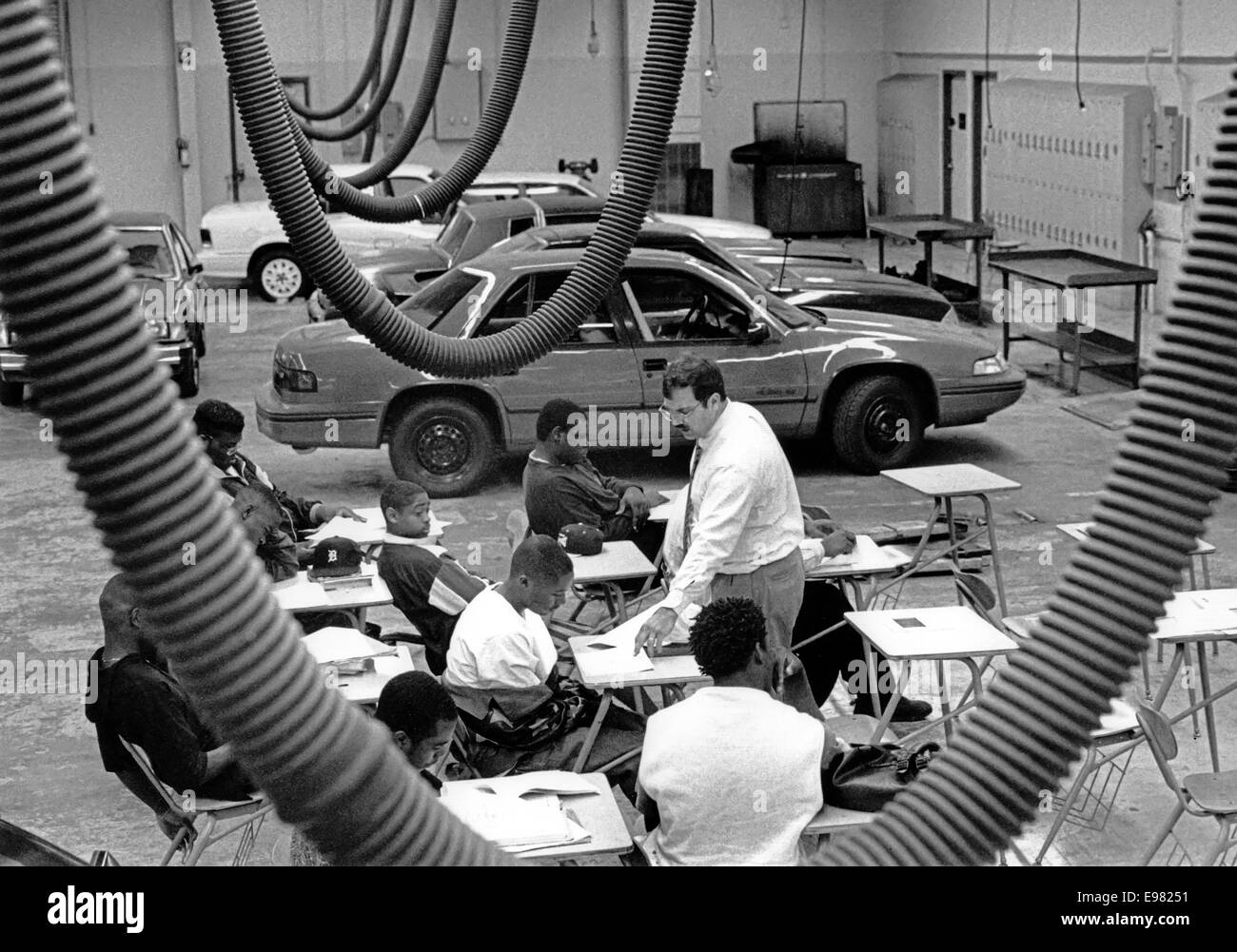 Detroit, Michigan - Una riparazione auto di classe a Breithaupt professionale Centro Tecnico, parte di Detroit scuole pubbliche sistema. Foto Stock