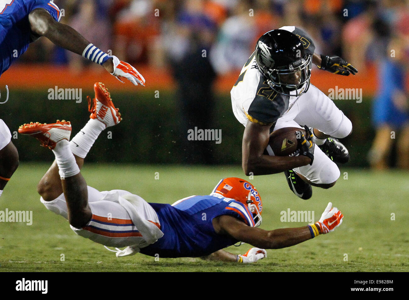 18 ottobre 2014 - Gainesville, Florida, Stati Uniti - Missouri Tigers wide receiver Bud Sasser (21) salta su duplica***Florida Gators defensive back Veron Hargreaves III (1)durante il secondo trimestre del gioco tra la Florida Gators e Missouri Tigers a Ben Hill Griffin Stadium. (Credito immagine: © Eve Edelheit/Tampa Bay volte/ZUMAPRESS.com) Foto Stock