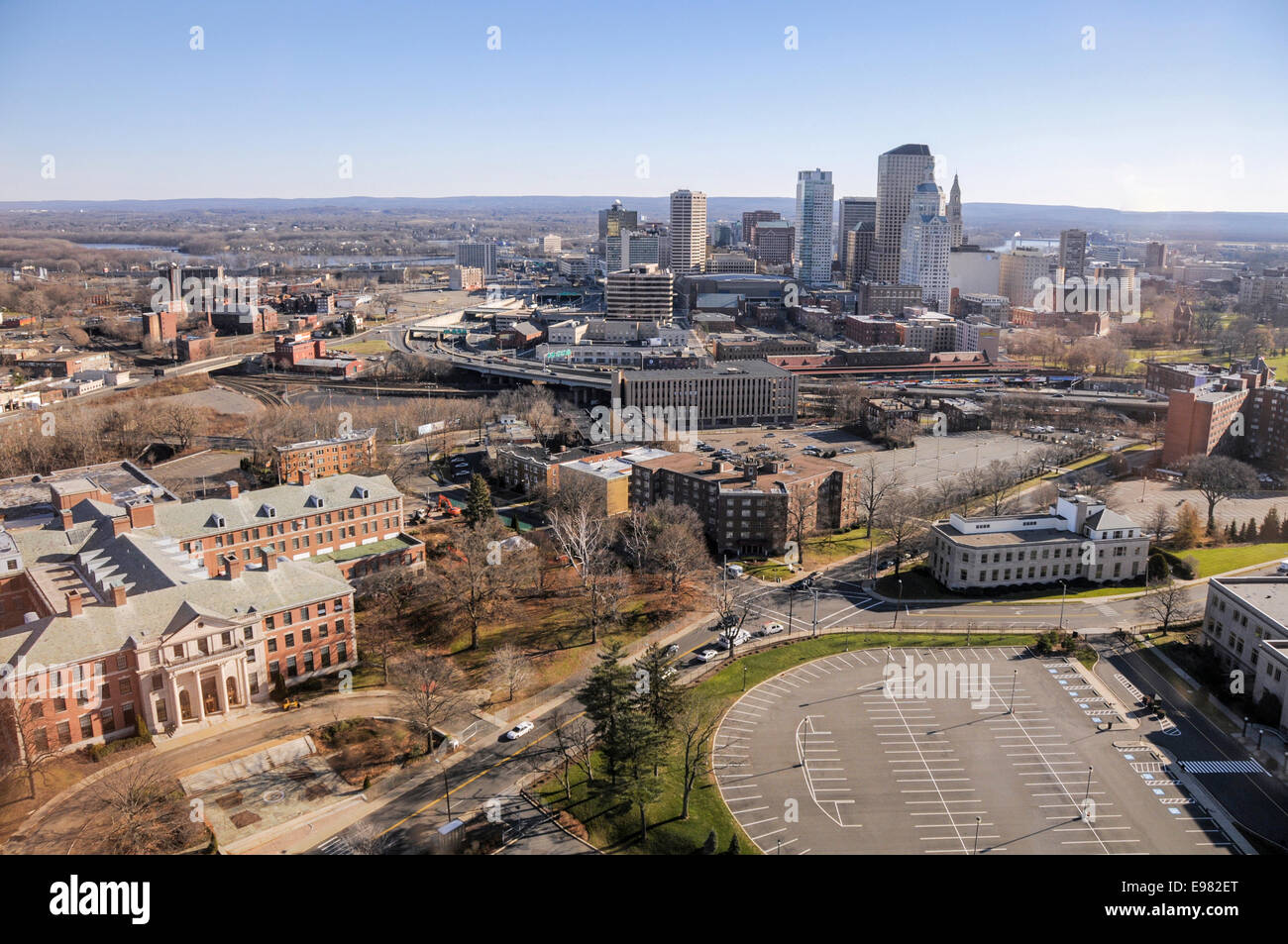 Vista aerea appartamenti strutture viventi in città Hartford Connecticut. Stabilimento interessanti case set di alberi in autunno post Foto Stock