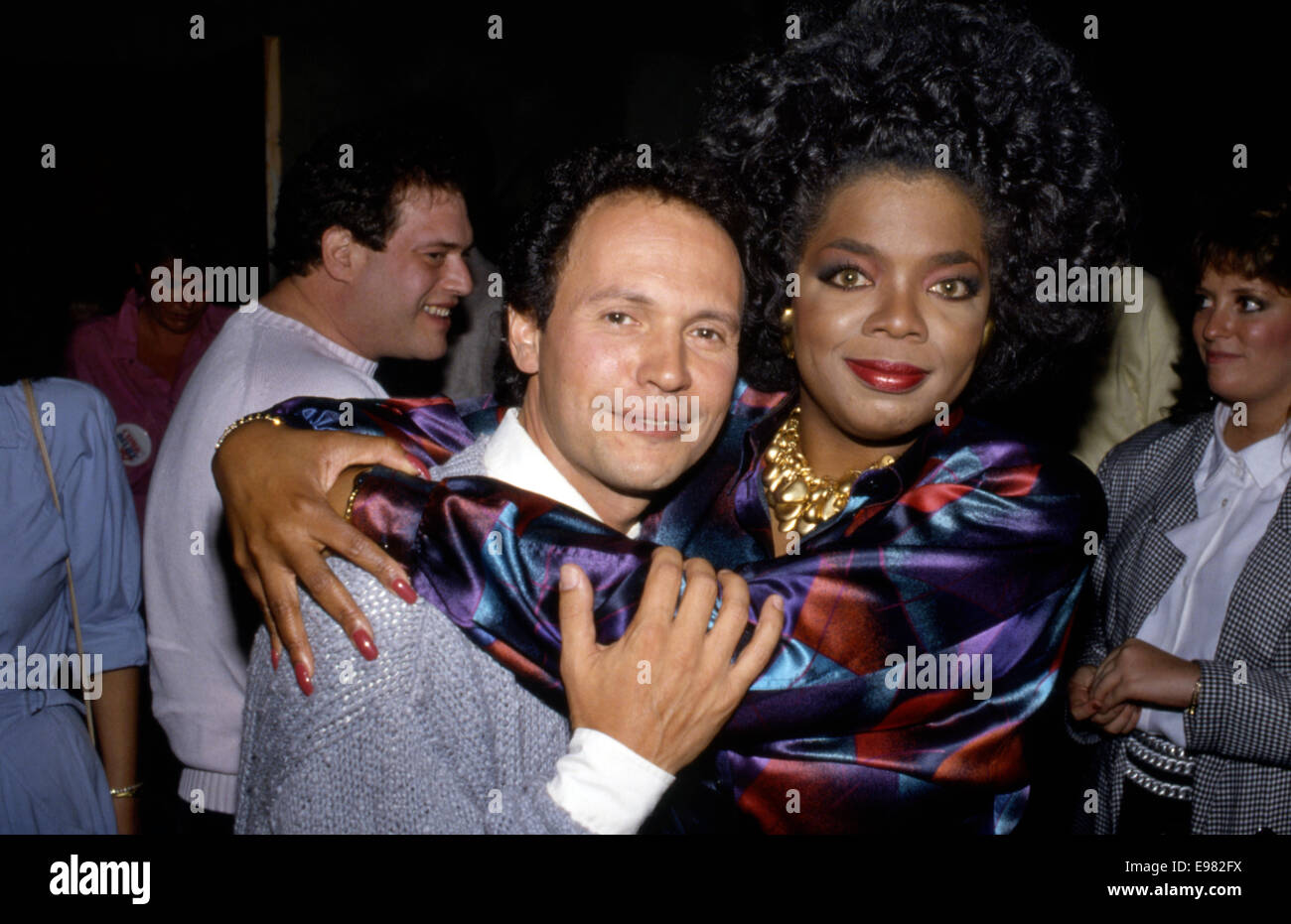 Billy Crystal e Oprah Winfrey a caso promuovere il primo comico sollievo beneficio circa 1986 Foto Stock