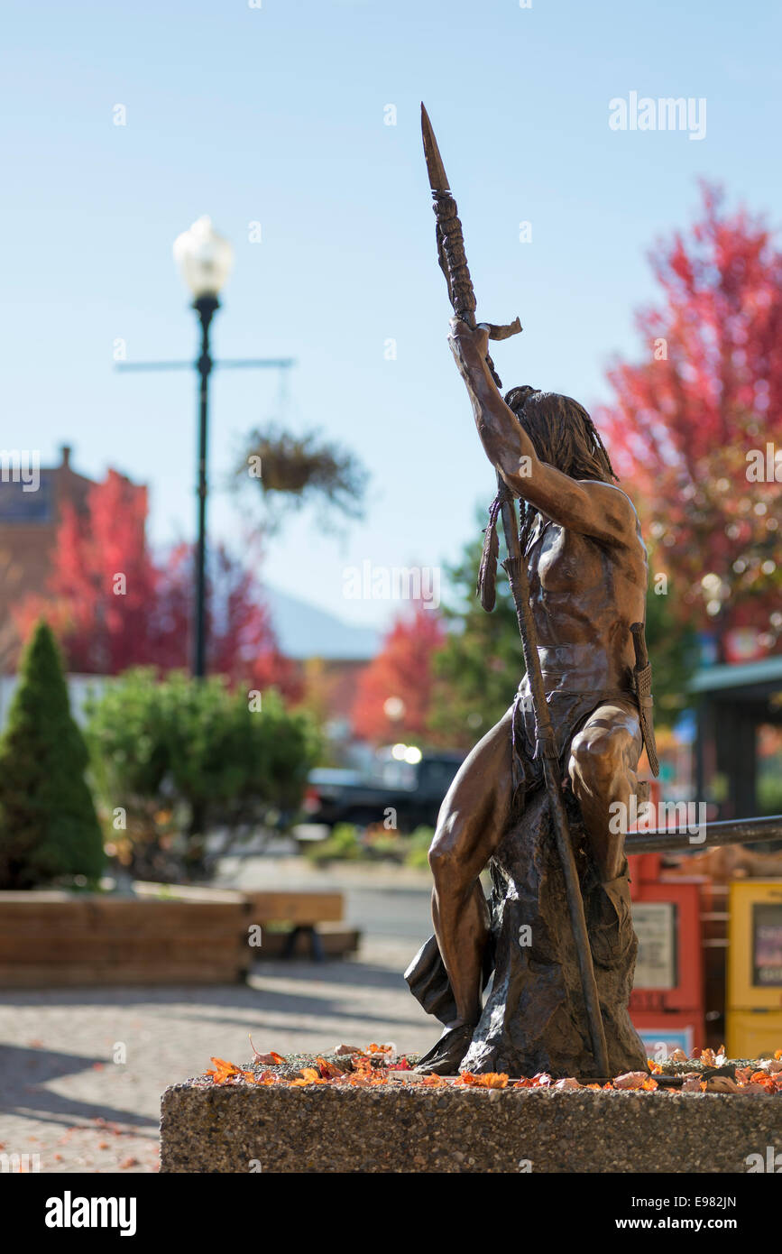 "Sentinel' statua in bronzo di Austin Bartin nel centro cittadino di Giuseppe, Oregon. Foto Stock