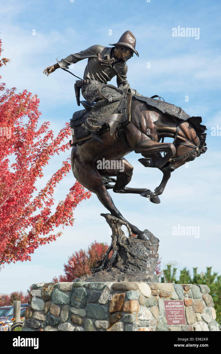 "Regolazione dell'assetto' scultura in bronzo di Austin Bartin in Giuseppe, Oregon. Foto Stock