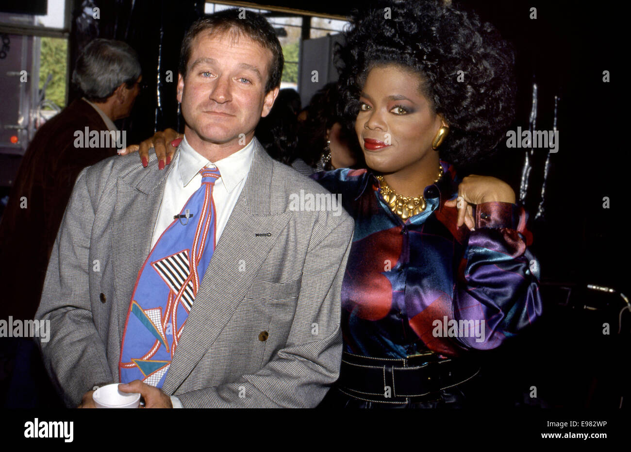 Robin Williams e Oprah Winfrey a caso promuovere il primo comico sollievo beneficio circa 1986 Foto Stock