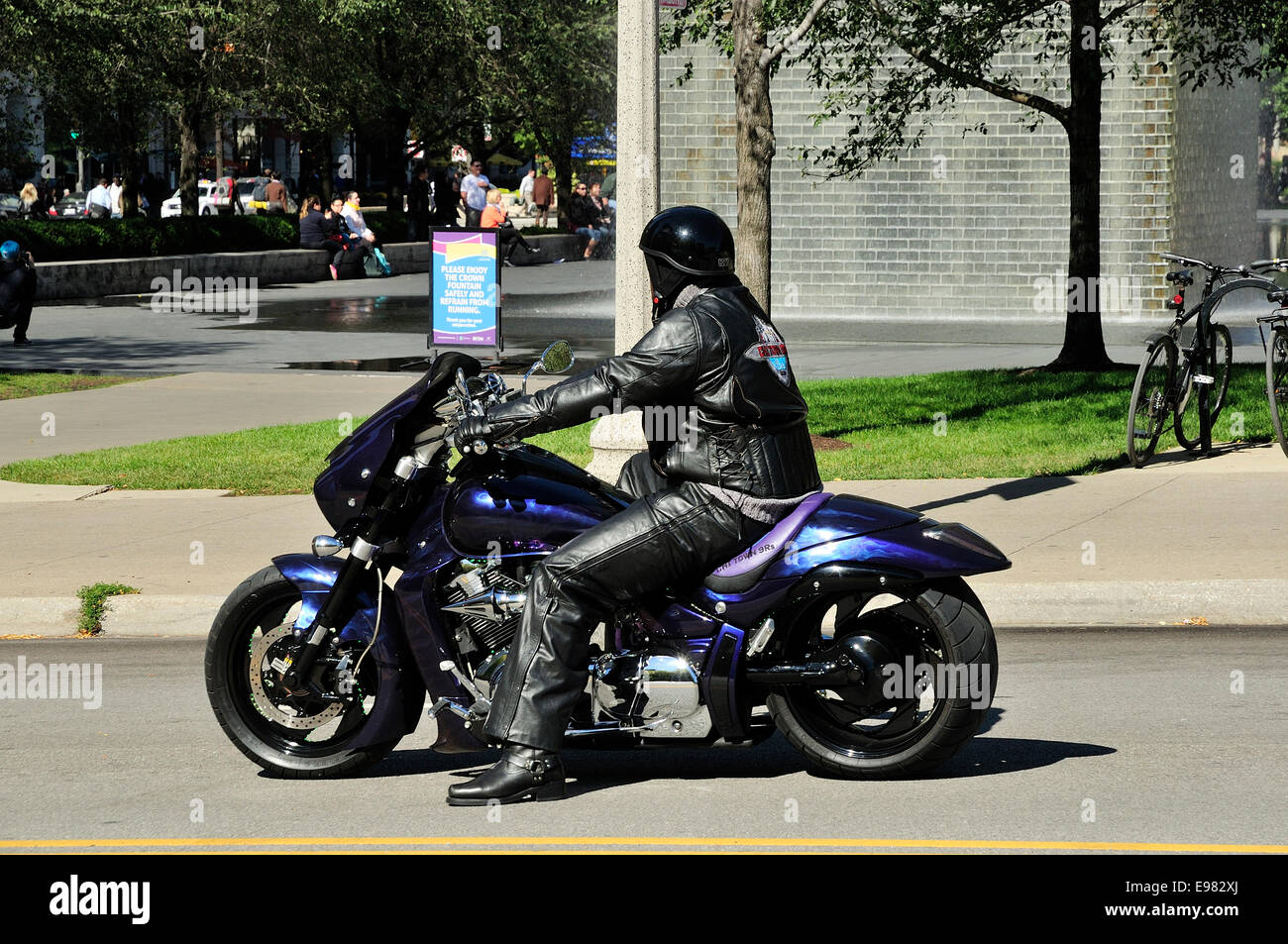 Un rivestito in pelle uomo nero sulla motocicletta personalizzata su Monroe Street in Chicago Foto Stock