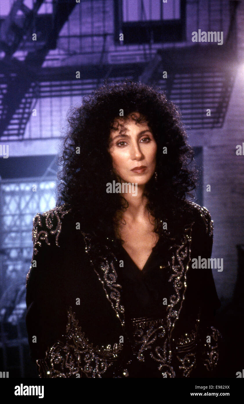 Cher effettuando al comico sollievo beneficio circa 1986 Foto Stock