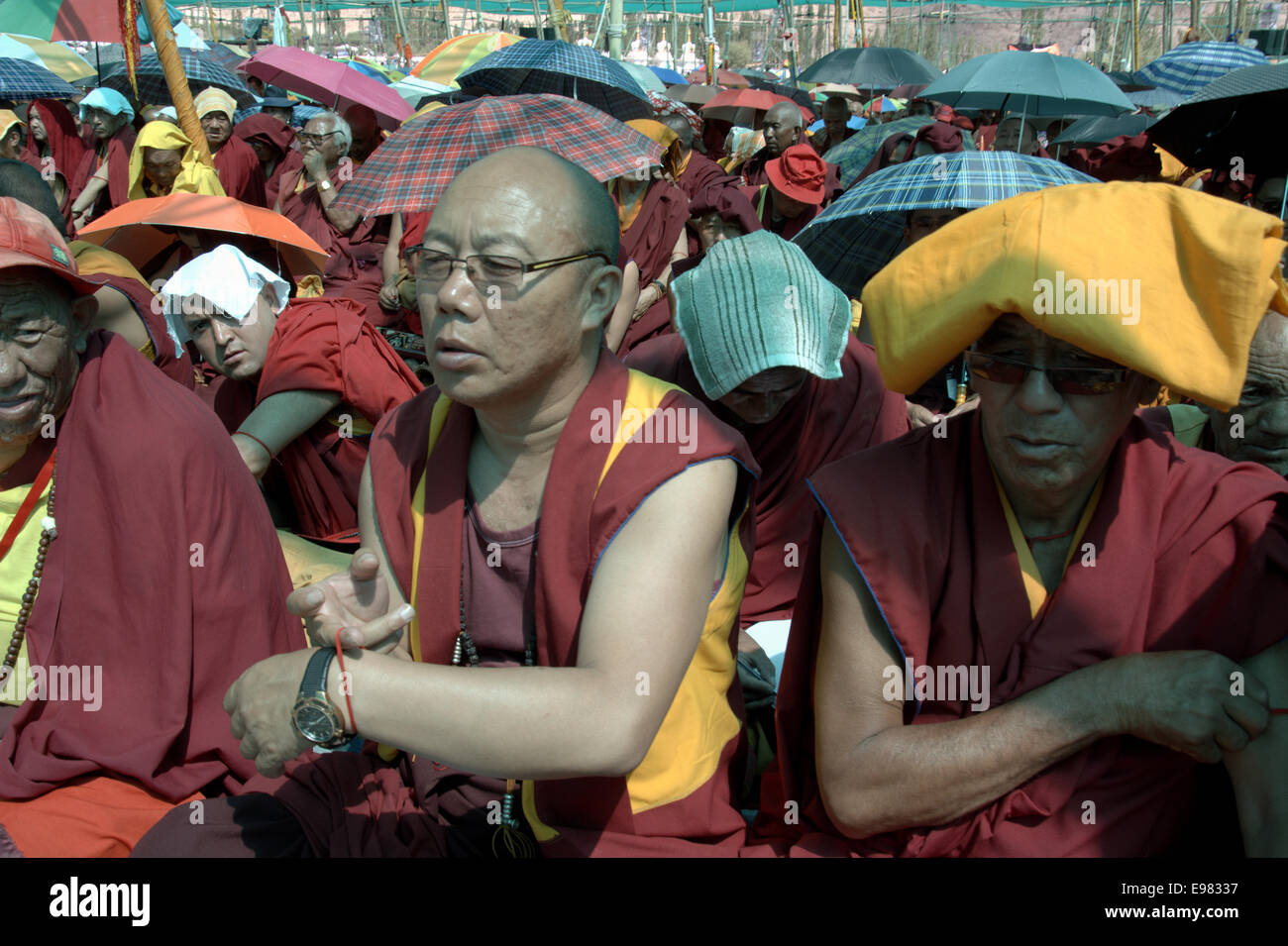 Un mare di ombrelli colorati scudi i devoti durante la cerimonia Kalachakra a Leh, Ladakh, che mostra le dimensioni di questo sacro raduno buddista. Foto Stock