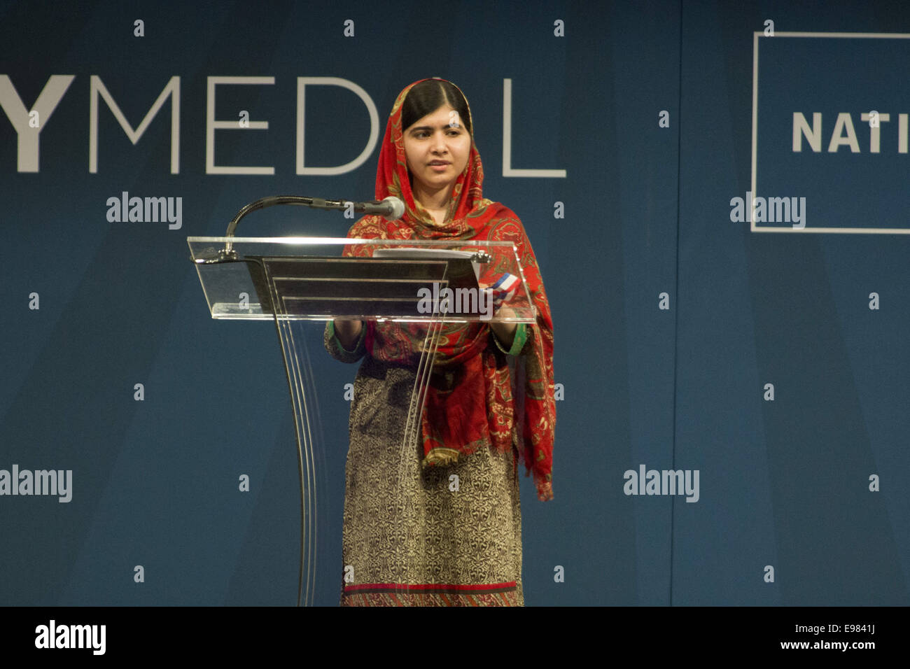 Philadelphia, Pennsylvania, USA. Xxi oct, 2014. MALALA YOUSAFZAI, vincitore del 2014 Nobile Peace Prize, riceve il 2014 Medaglia Liberty per la sua continua dimostrazione di coraggio e di resilienza di fronte alle avversità e per servire come una voce potente per coloro che sono stati negati i diritti umani fondamentali e delle libertà. La medaglia è stata premiata presso il Centro Nazionale della Costituzione in materia di indipendenza del revisore Mall nel centro storico di Philadelphia PA Credito: Ricky Fitchett/ZUMA filo/Alamy Live News Foto Stock