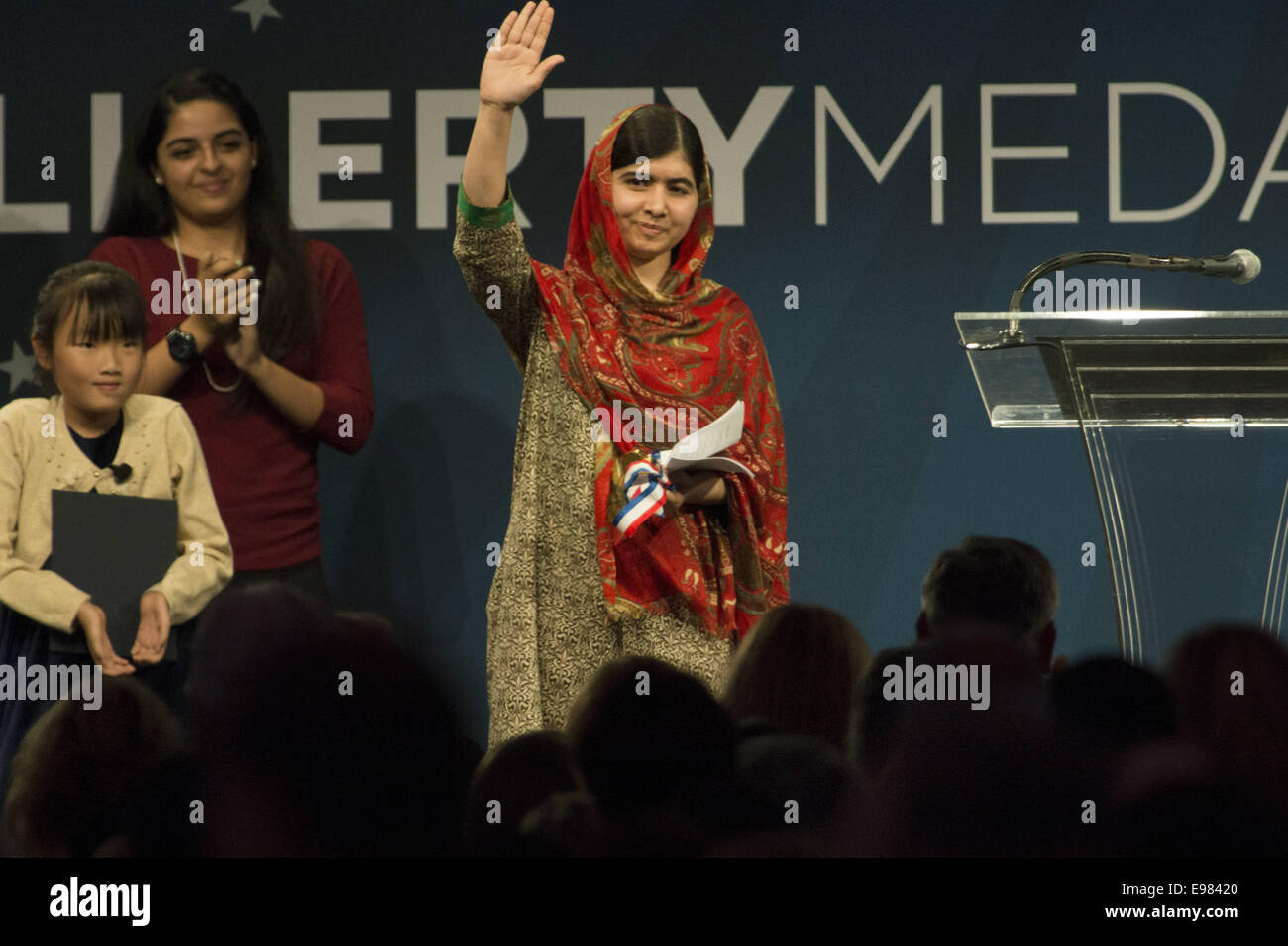 Philadelphia, Pennsylvania, USA. Xxi oct, 2014. MALALA YOUSAFZAI, vincitore del 2014 Nobile Peace Prize, riceve il 2014 Medaglia Liberty per la sua continua dimostrazione di coraggio e di resilienza di fronte alle avversità e per servire come una voce potente per coloro che sono stati negati i diritti umani fondamentali e delle libertà. La medaglia è stata premiata presso il Centro Nazionale della Costituzione in materia di indipendenza del revisore Mall nel centro storico di Philadelphia PA Credito: Ricky Fitchett/ZUMA filo/Alamy Live News Foto Stock