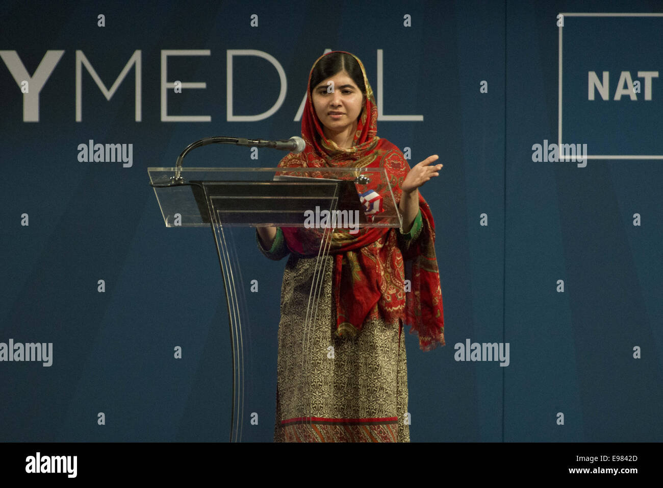 Philadelphia, Pennsylvania, USA. Xxi oct, 2014. MALALA YOUSAFZAI, vincitore del 2014 Nobile Peace Prize, riceve il 2014 Medaglia Liberty per la sua continua dimostrazione di coraggio e di resilienza di fronte alle avversità e per servire come una voce potente per coloro che sono stati negati i diritti umani fondamentali e delle libertà. La medaglia è stata premiata presso il Centro Nazionale della Costituzione in materia di indipendenza del revisore Mall nel centro storico di Philadelphia PA Credito: Ricky Fitchett/ZUMA filo/Alamy Live News Foto Stock