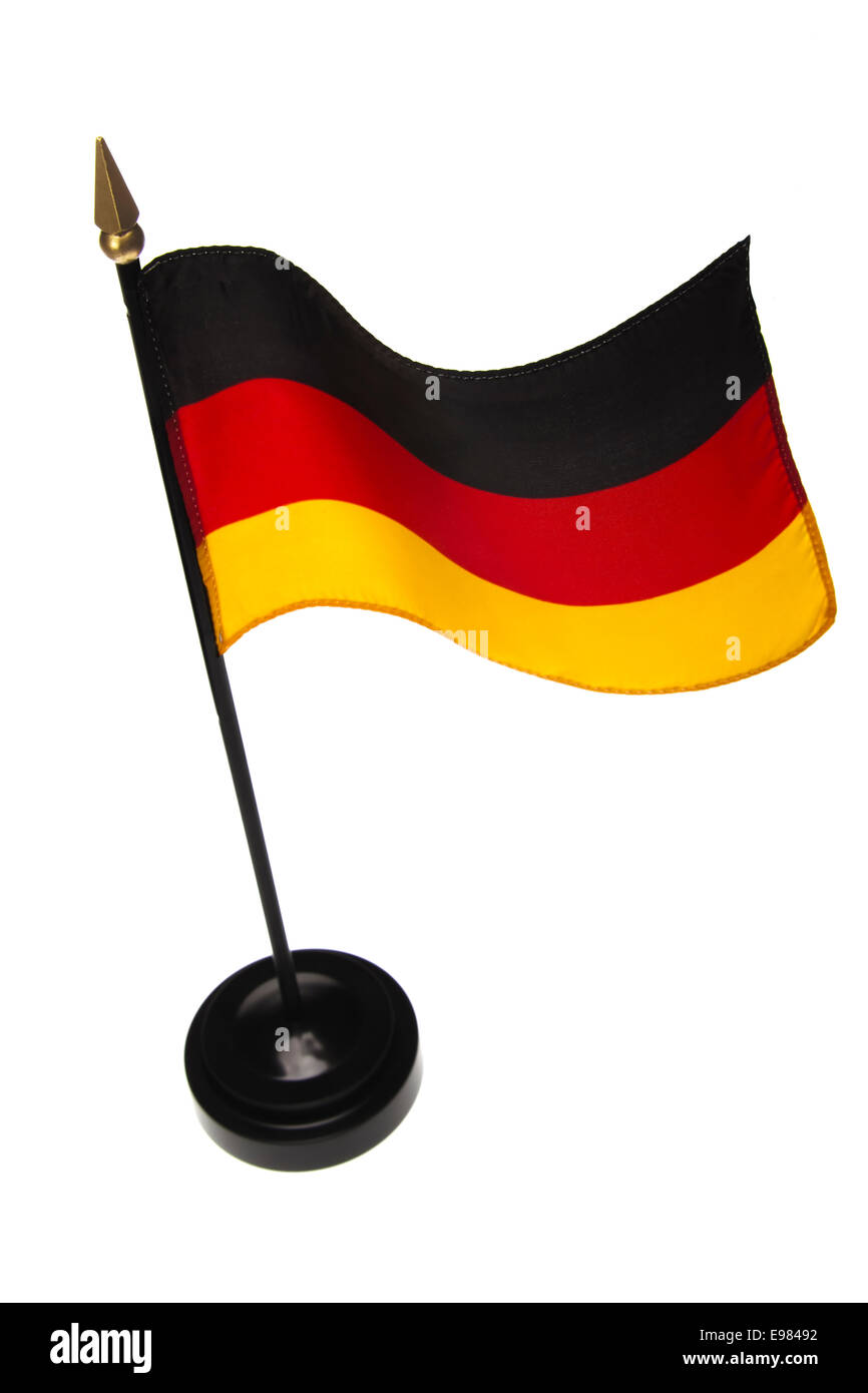 Piccola bandiera della Germania in un supporto isolato su uno sfondo bianco. Angolo di alta. Foto Stock