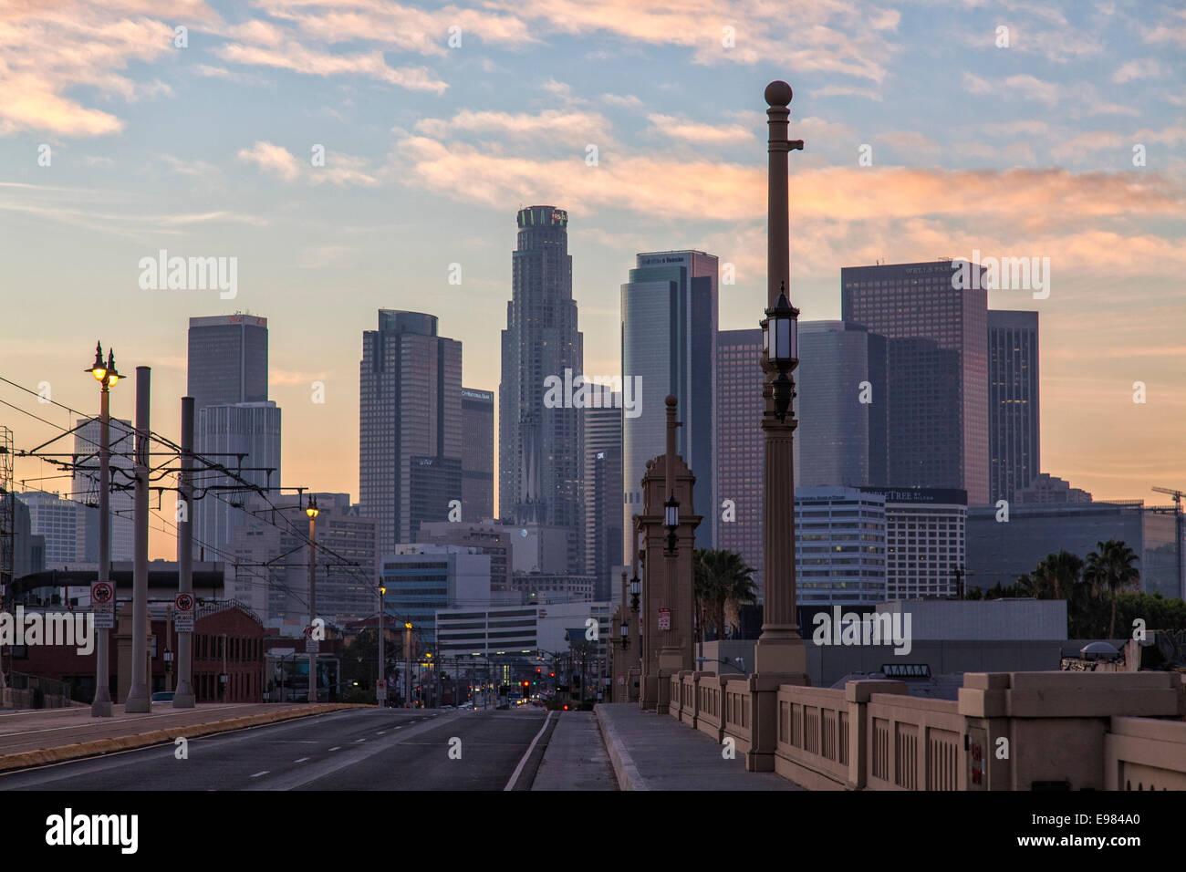 Los Angeles skyline dal 1° Street Bridge, CALIFORNIA, STATI UNITI D'AMERICA Foto Stock