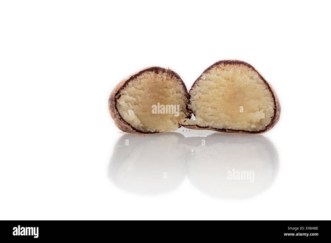 Fatte a mano praline di Marzapane isolati su sfondo bianco Foto Stock