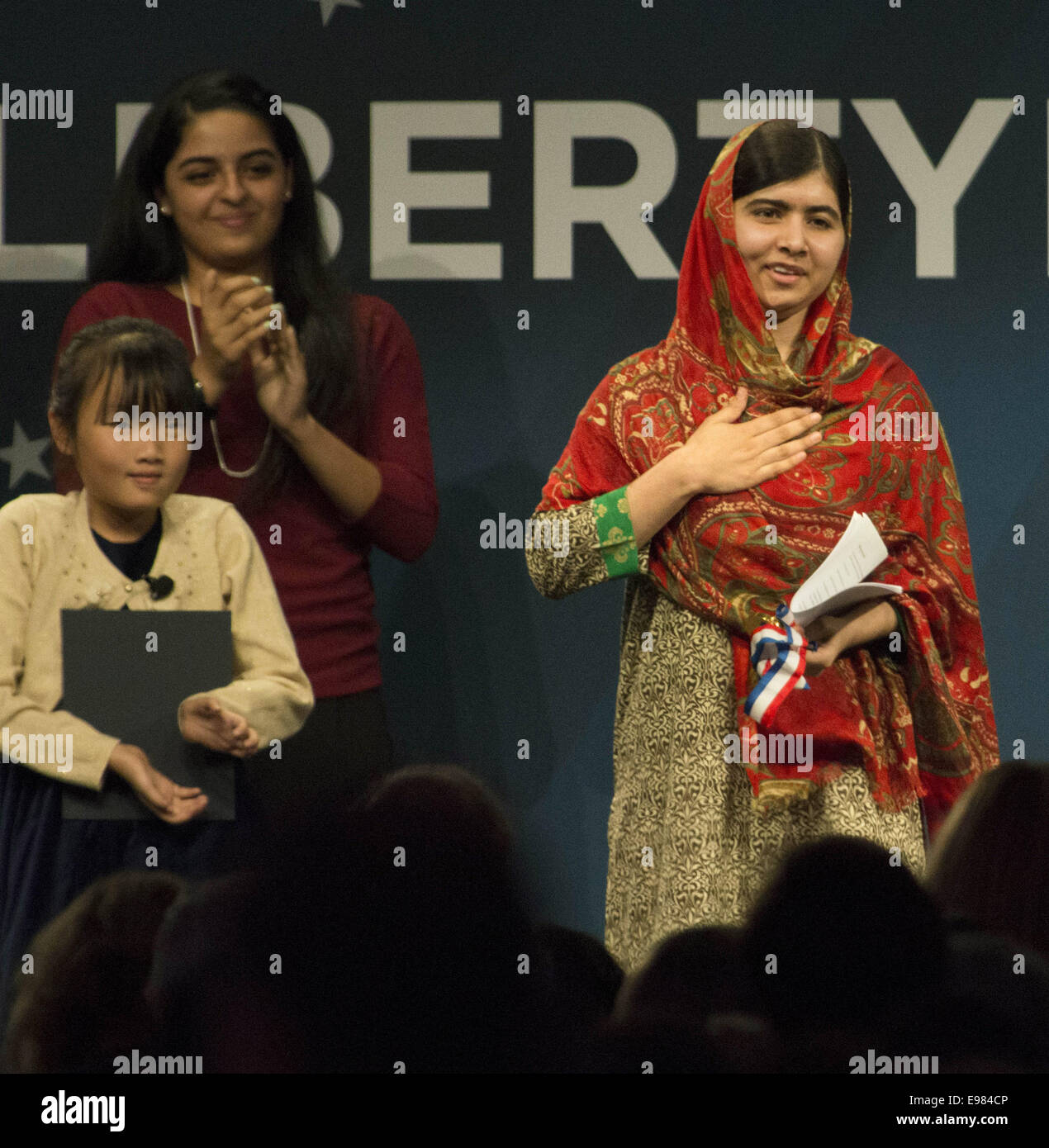 Philadelphia, Pennsylvania, USA. Xxi oct, 2014. MALALA YOUSAFZAI, vincitore del 2014 Nobile Peace Prize, riceve il 2014 Medaglia Liberty presso il Centro Nazionale della Costituzione in materia di indipendenza del revisore Mall. Ella è stata premiata per la sua continua dimostrazione di coraggio e di resilienza di fronte alle avversità e per servire come una voce potente per coloro che sono stati negati i diritti umani fondamentali e delle libertà. Credito: Ricky Fitchett/ZUMA filo/Alamy Live News Foto Stock