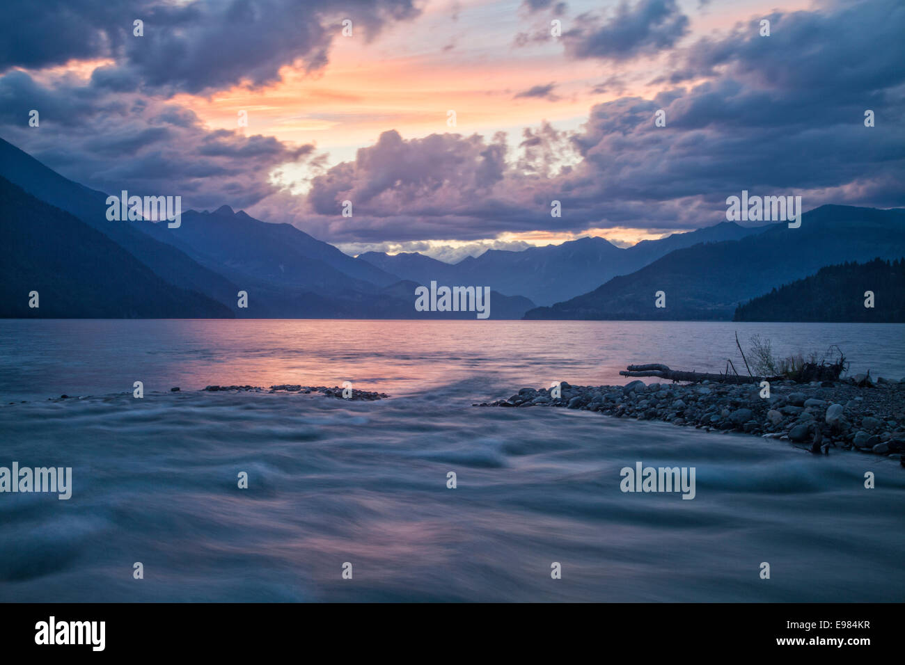 Carpenter Creek che scorre nel lago Slocan, Nuova Denver, Slocan Valley, West Kootenay, British Columbia, Canada Foto Stock