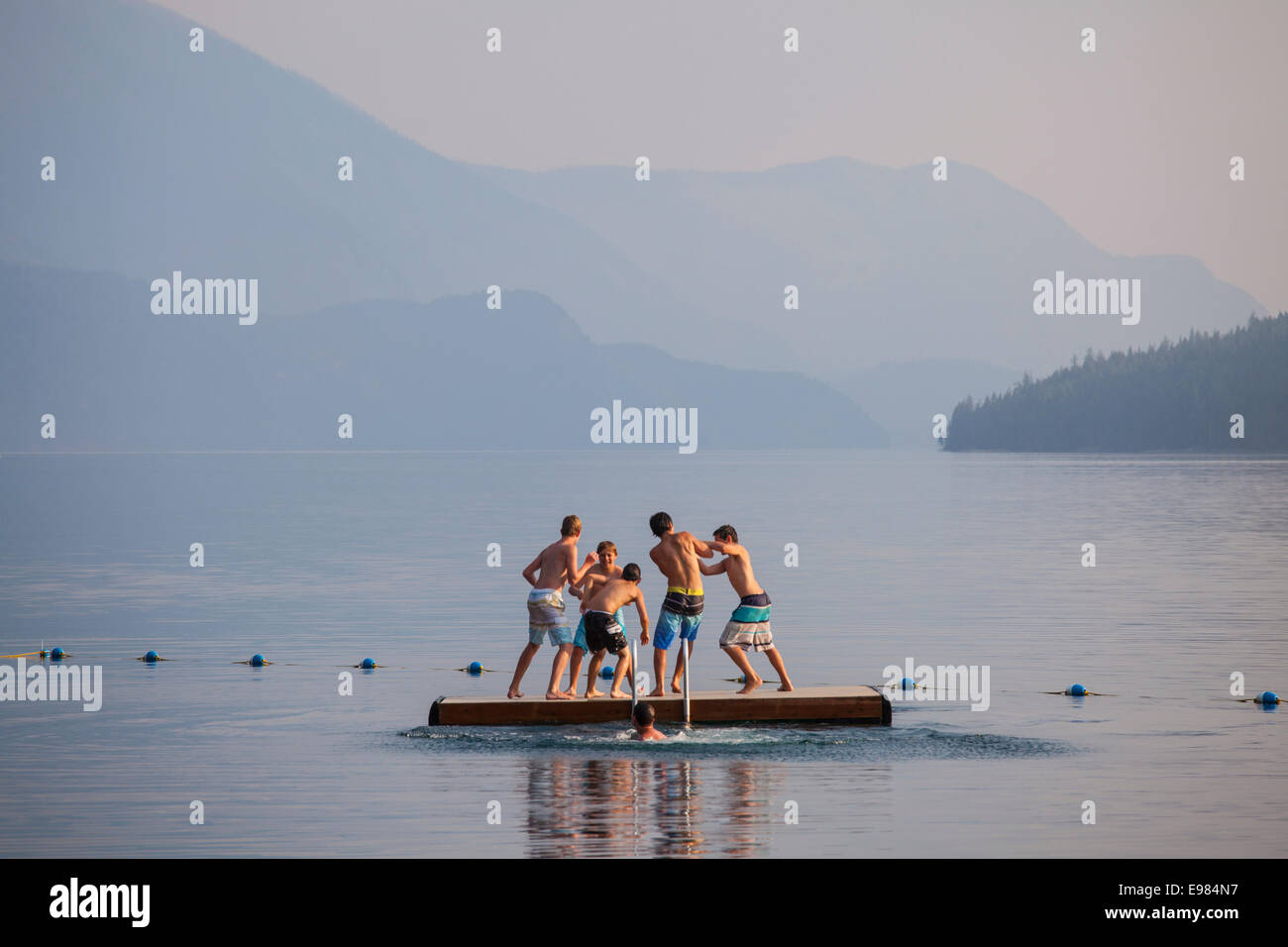 I ragazzi giocare sul lago Slocan, Nuova Denver, Slocan Valley, West Kootenay, British Columbia, Canada Foto Stock