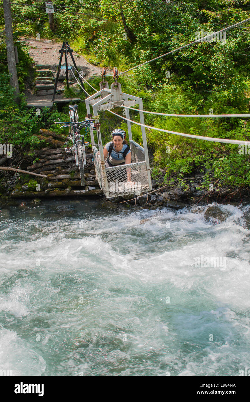 Prendendo la funivia su Carpenter Creek su Galena Trail, Nuovo Denver, Slocan Valley, West Kootenay, British Columbia, Canada (M Foto Stock