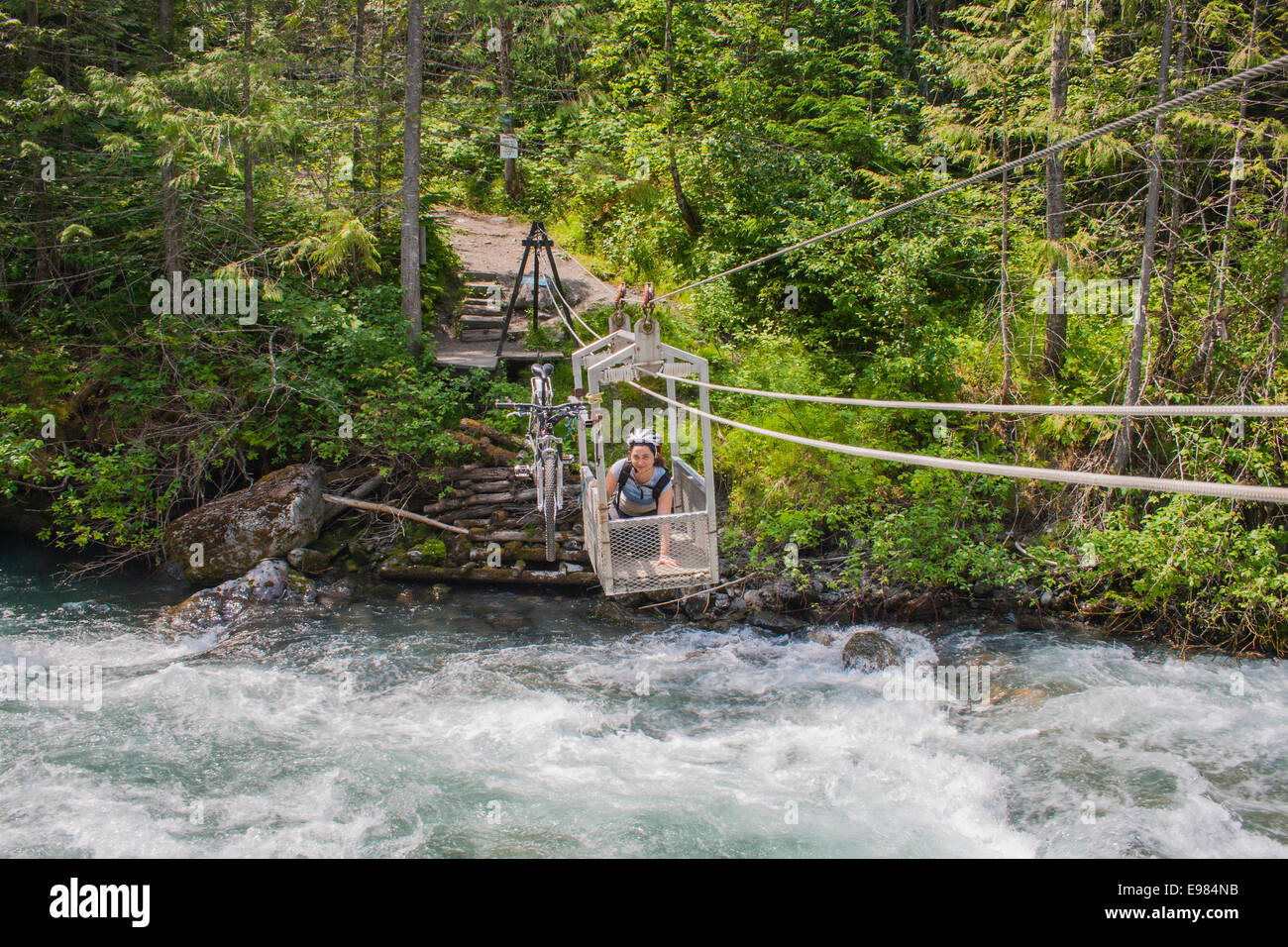 Prendendo la funivia su Carpenter Creek su Galena Trail, Nuovo Denver, Slocan Valley, West Kootenay, British Columbia, Canada (M Foto Stock