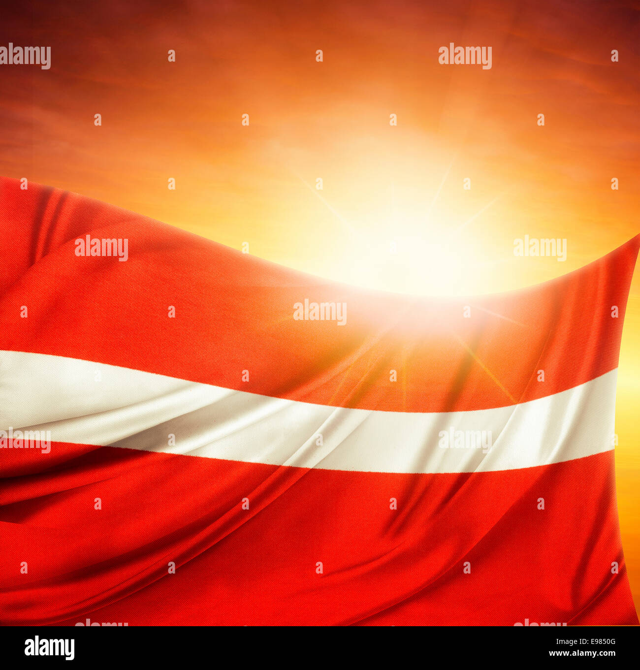 Bandiera austriaca nella parte anteriore del cielo luminoso Foto Stock
