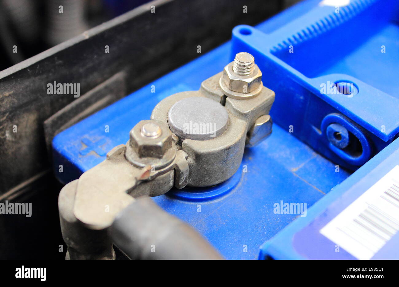 Cavi collegati alla batteria auto sotto il cofano della macchina Foto Stock