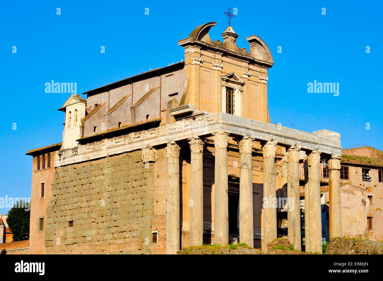 Il Tempio di Antonino e Faustina nel Foro Romano a Roma, Italia, convertito in una chiesa cattolica, San Lorenzo in Miranda Foto Stock