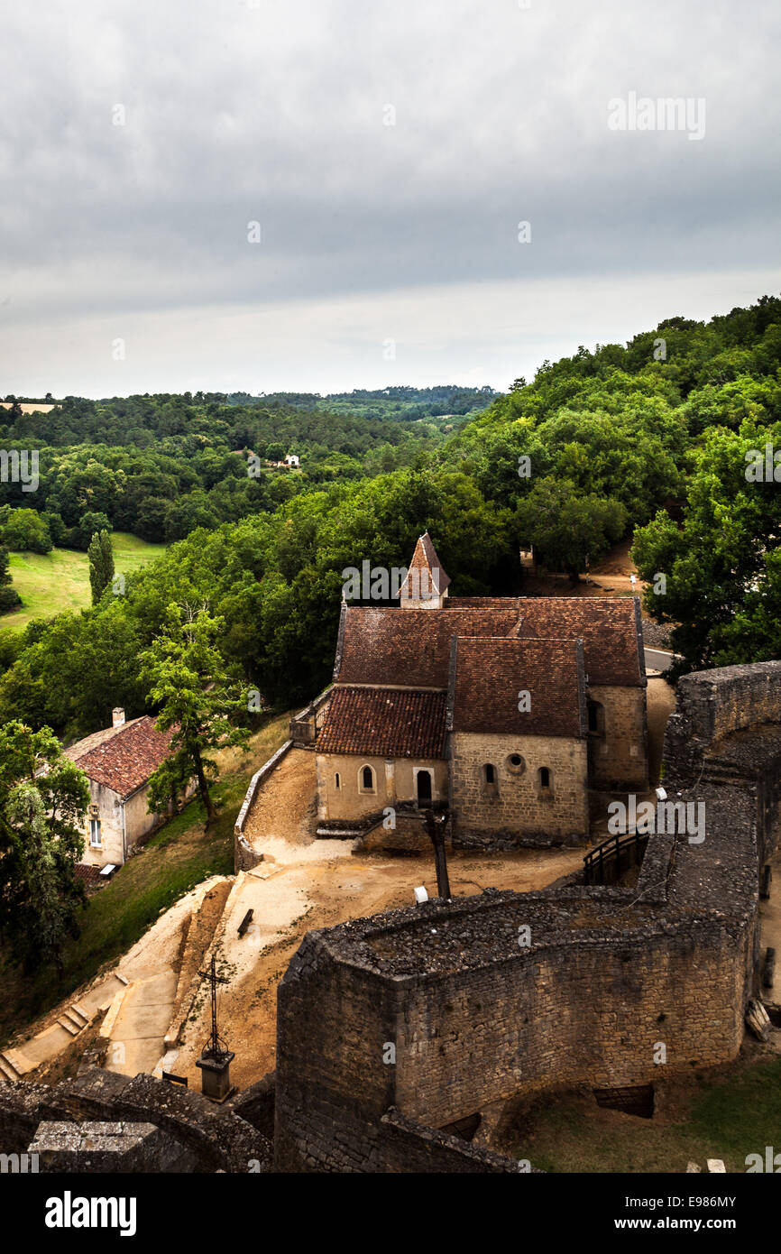 La vista dalla storica Château de Bonaguil, Saint-Front-sur-Lemance, vicino a Fumel in Francia, della campagna francese Foto Stock