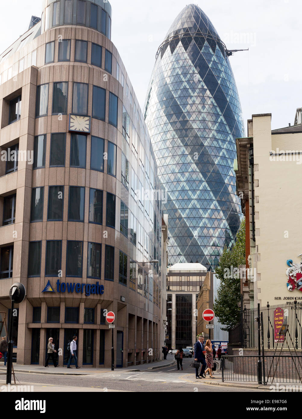 Uffici di assicurazione Towergate e la Swiss Re Tower nella città di Londra Foto Stock