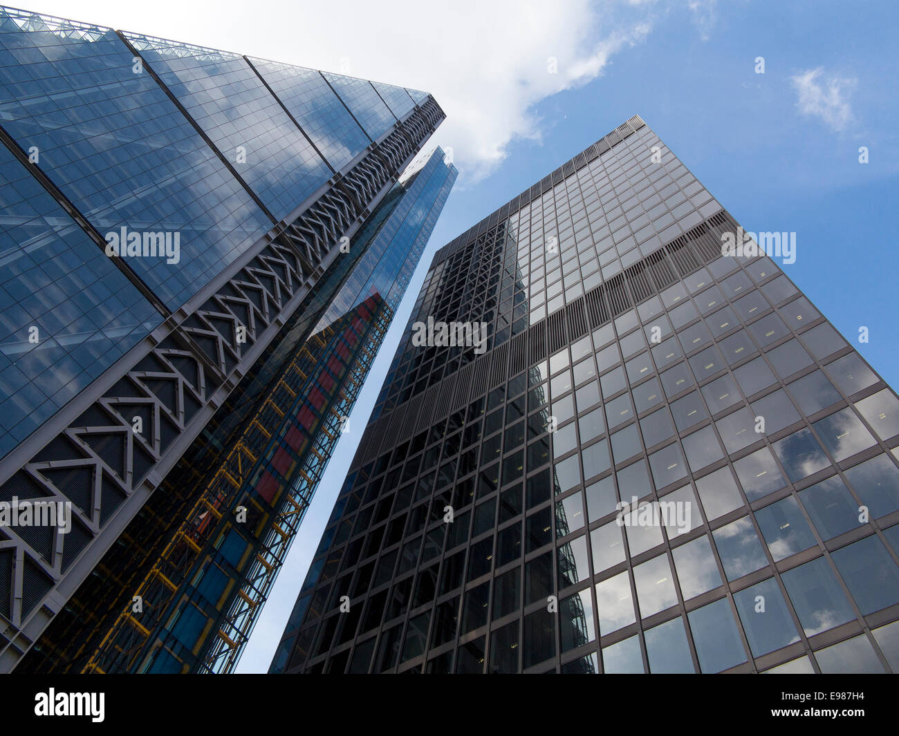 Il Leadenhall edificio nella città di Londra, soprannominato il Cheesegrater, sorge oltre la torre di Aviva Foto Stock