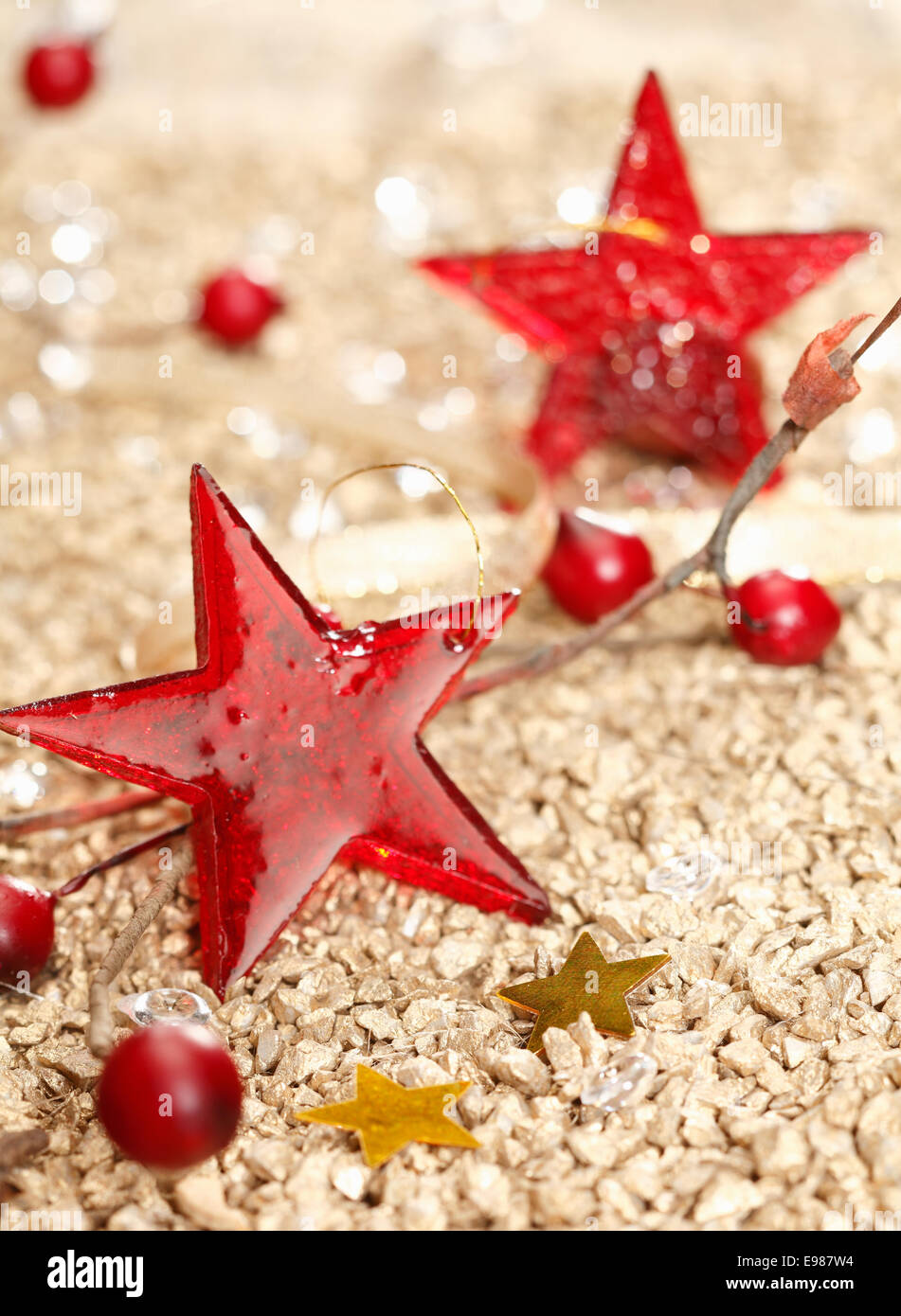 Red vetroso di stelle di natale e due golden su una festa di Natale sfondo Foto Stock