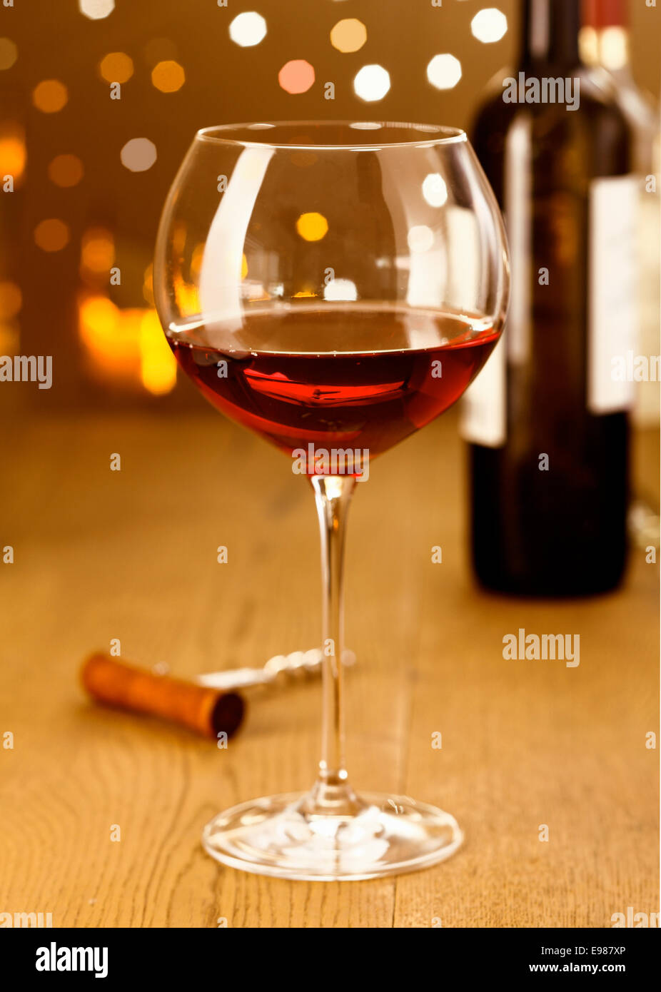 Elegante vino rosso con uve su un sfondo di festa con belle Boketh Foto Stock