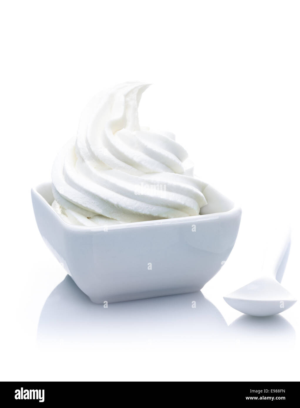 Pura Frozen Yogurt Dessert con miscela di vaniglia. Isolato su sfondo bianco. Foto Stock